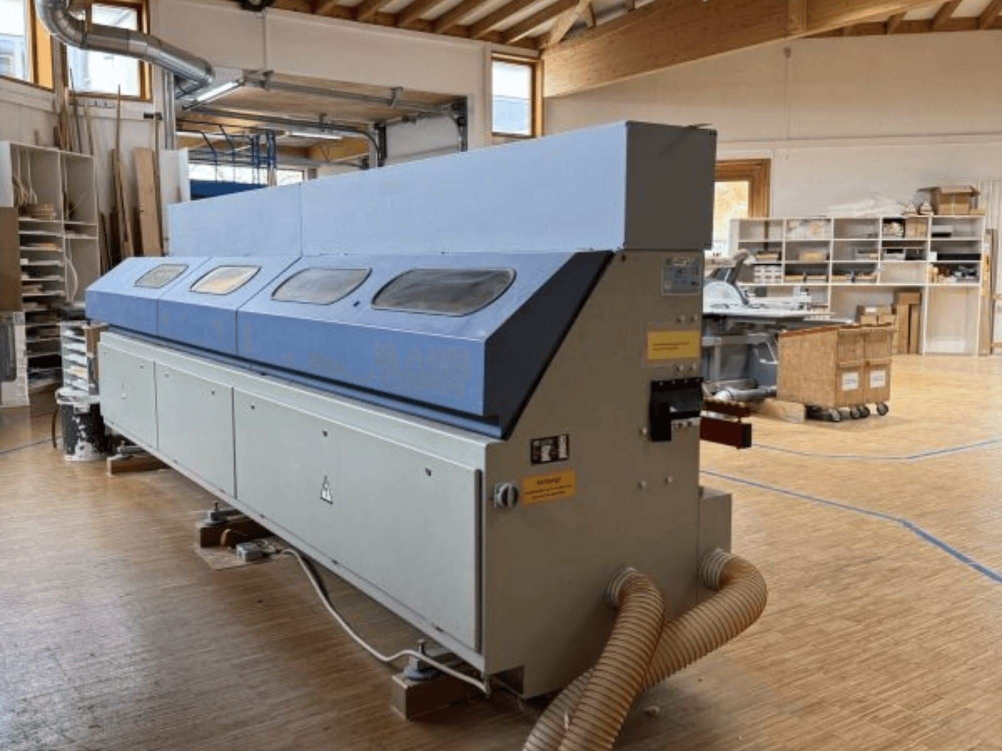 Olepovačka hran OTT Pacific V6-F zobrazená z bočního pohledu; má dlouhou modrou horní část a ovládací panel s připojením hadice.