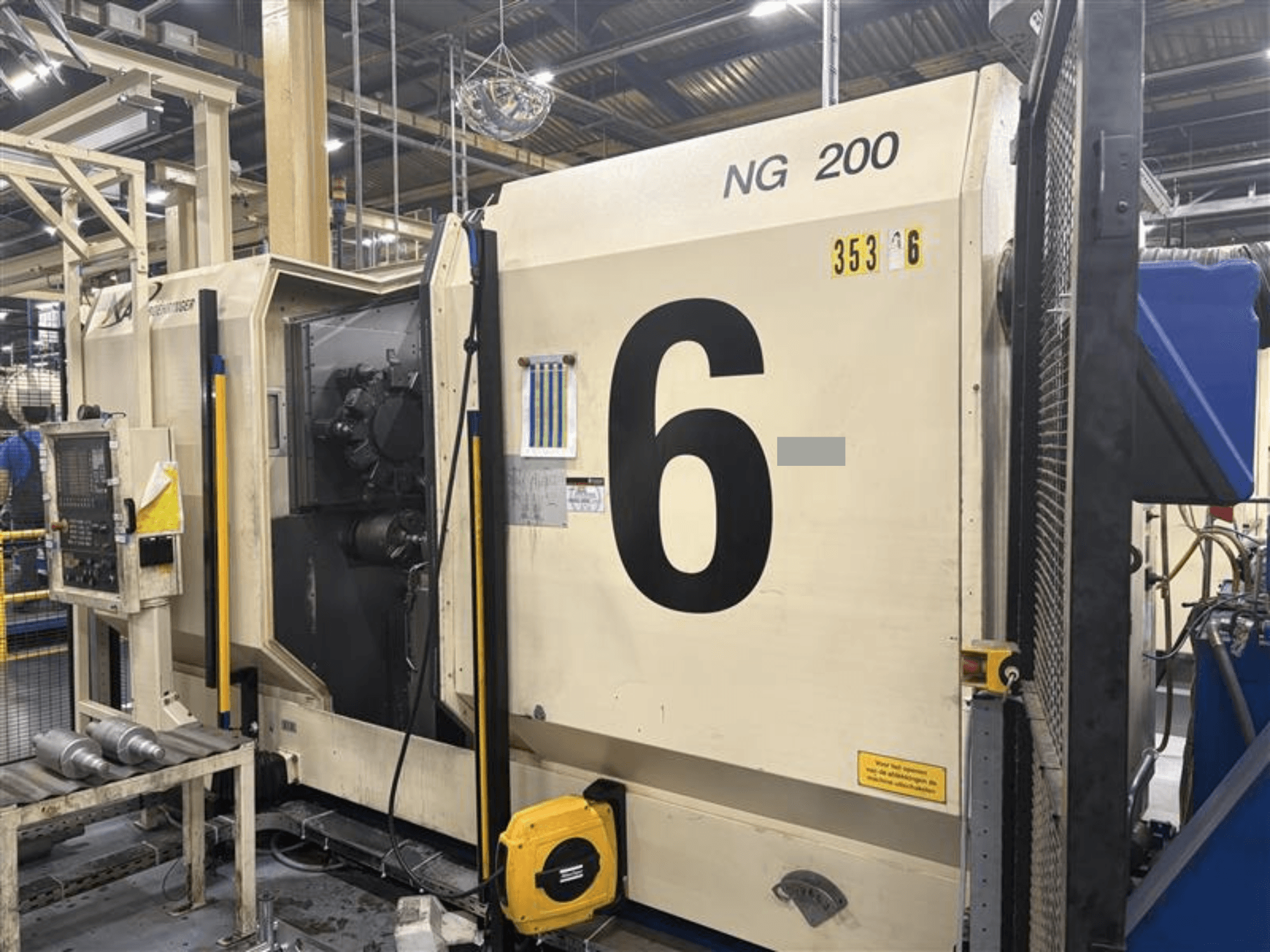 Pohled zepředu na horizontální soustruh BOEHRINGER NG-200 s viditelnými velkými číslicemi a ovládacím panelem v továrním nastavení.