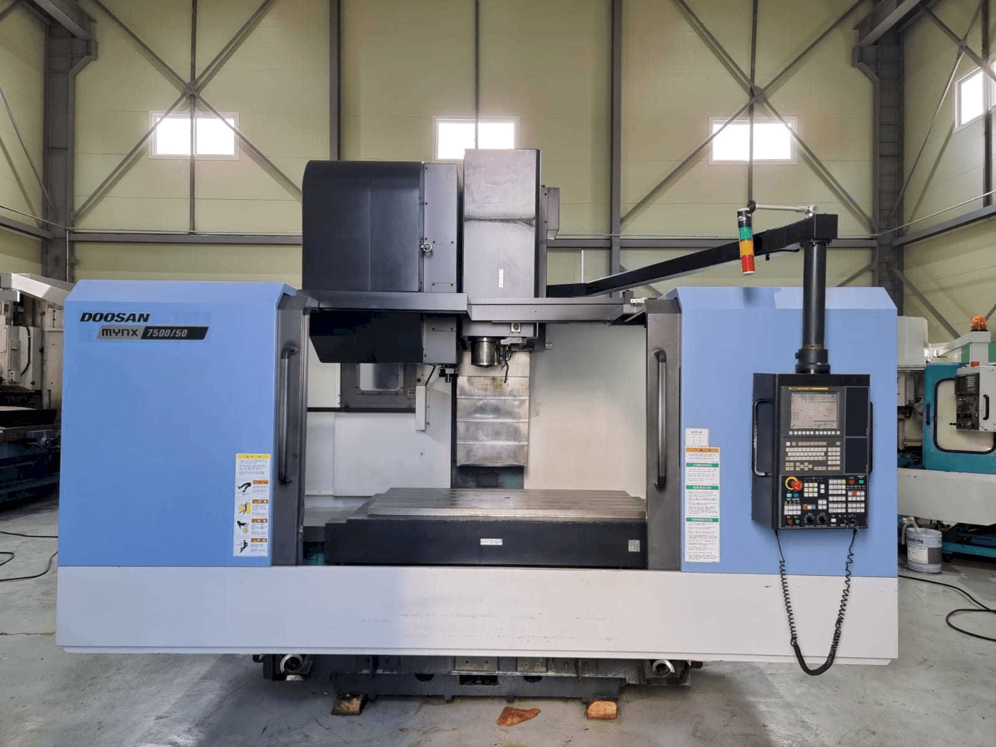 Čelní pohled na Doosan Mynx 7500/50 stroj