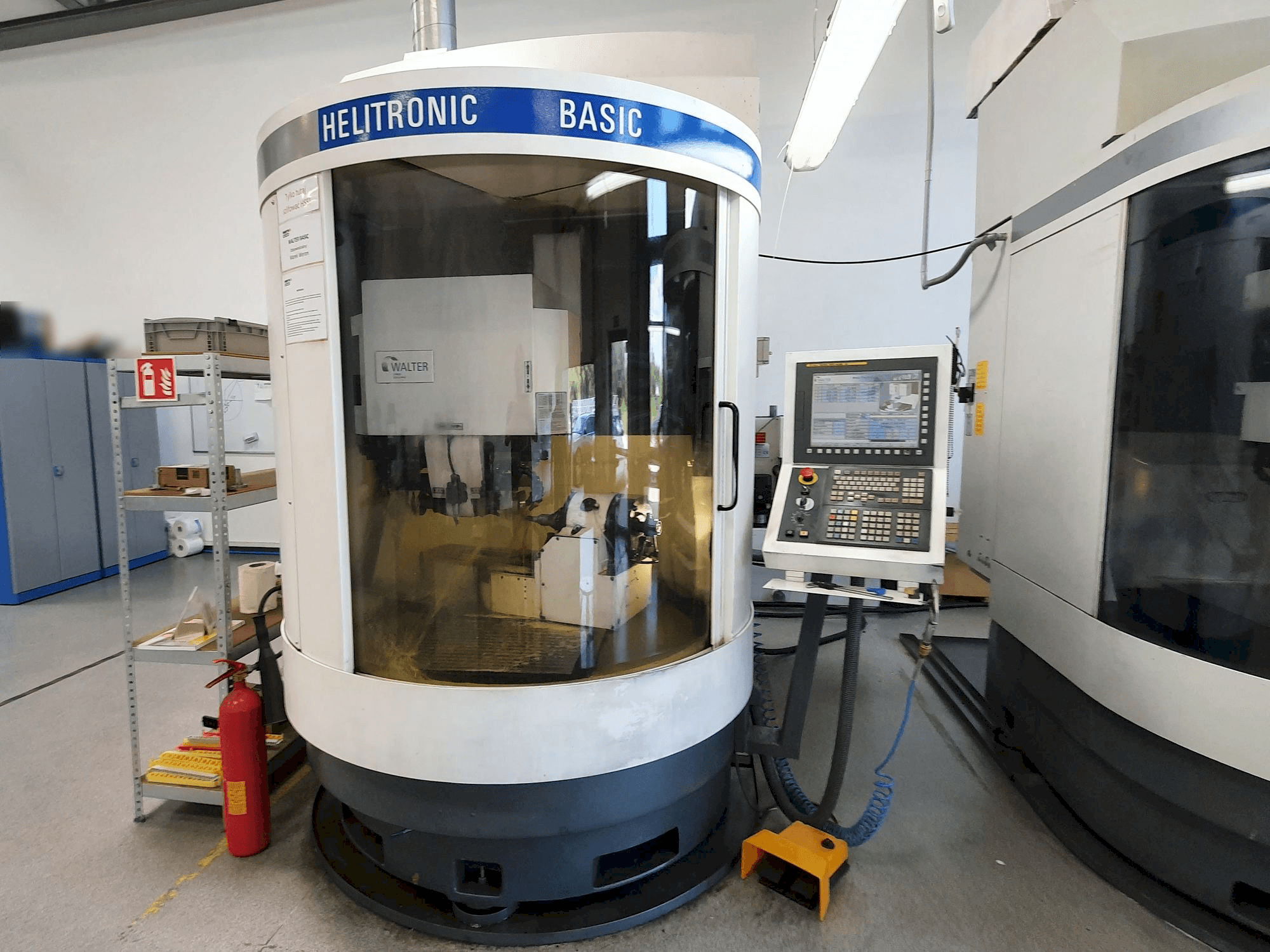 Čelní pohled na Walter Helitronic BASIC-F stroj