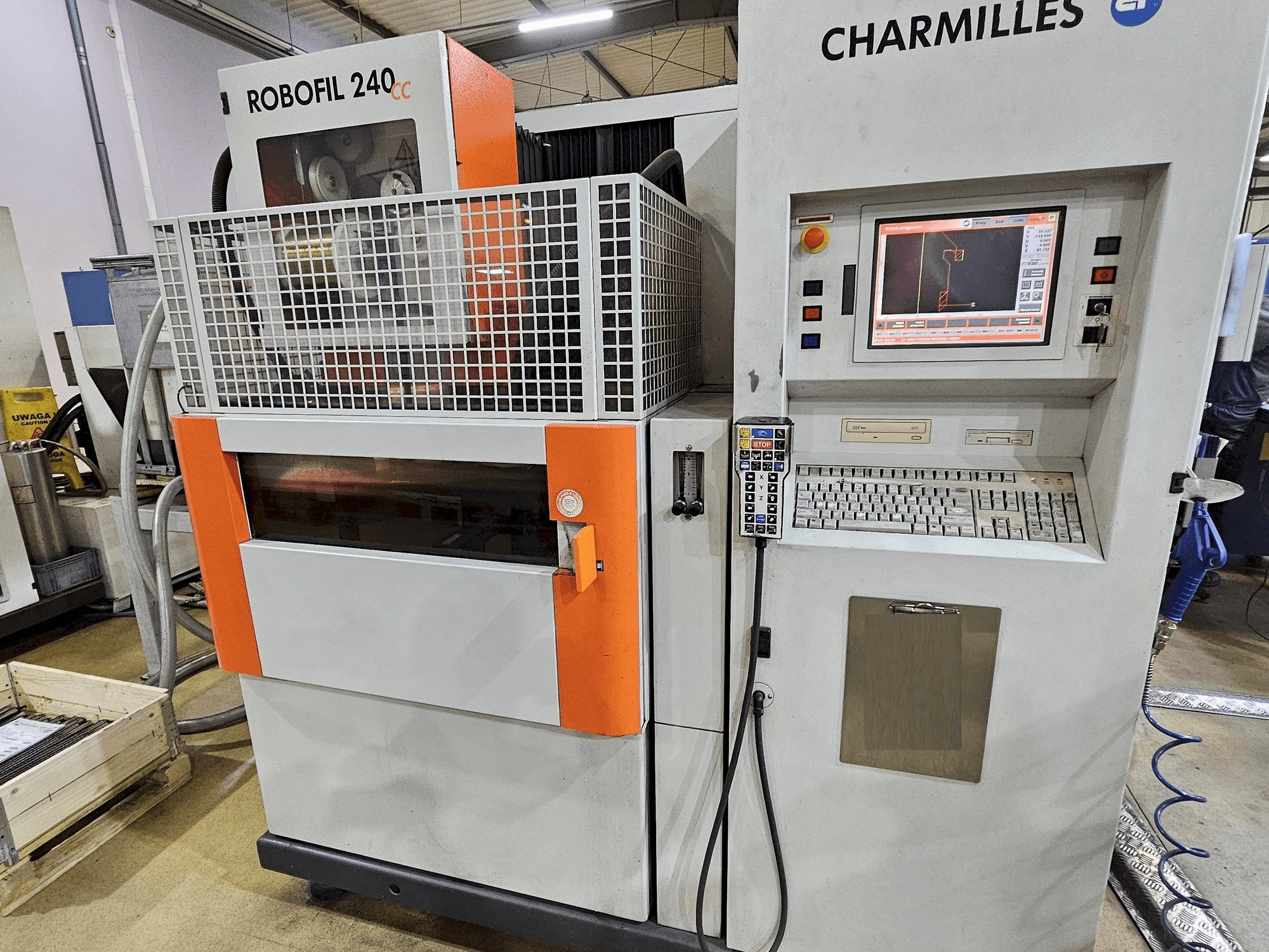 Čelní pohled na CHARMILLES ROBOFIL 240 CC stroj