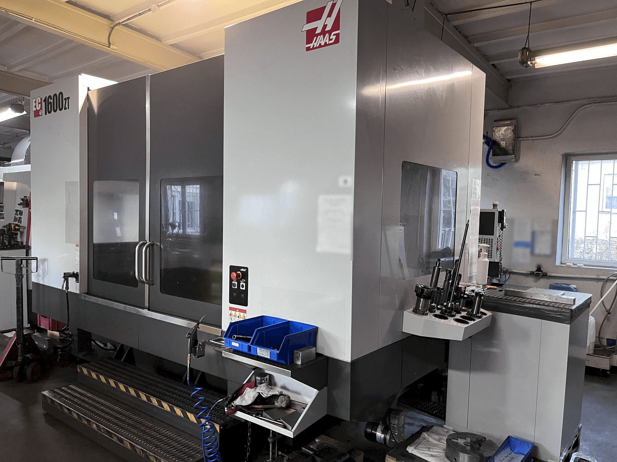Čelní pohled na HAAS EC-1600 ZT stroj