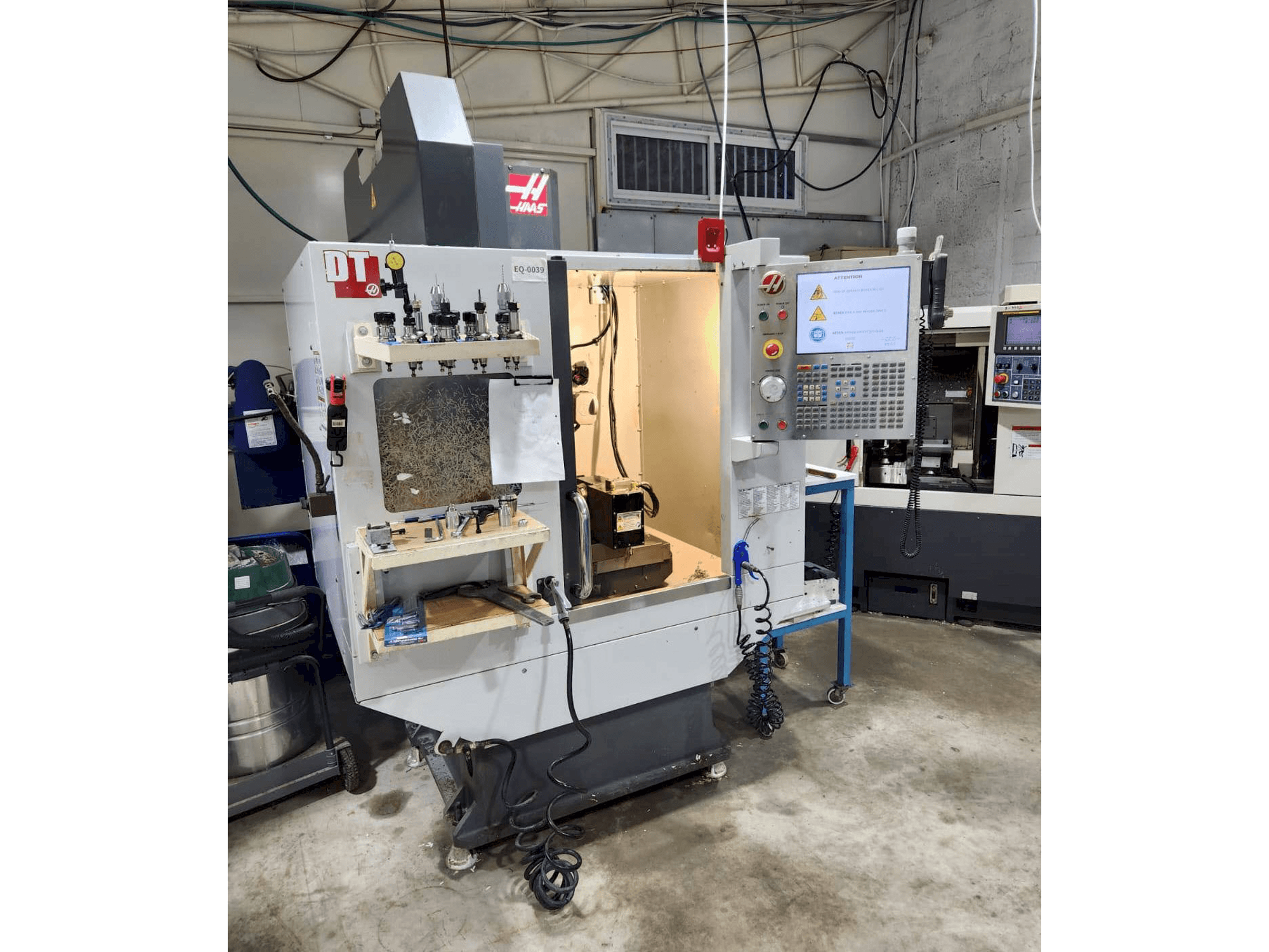 Čelní pohled na HAAS DT-1 stroj