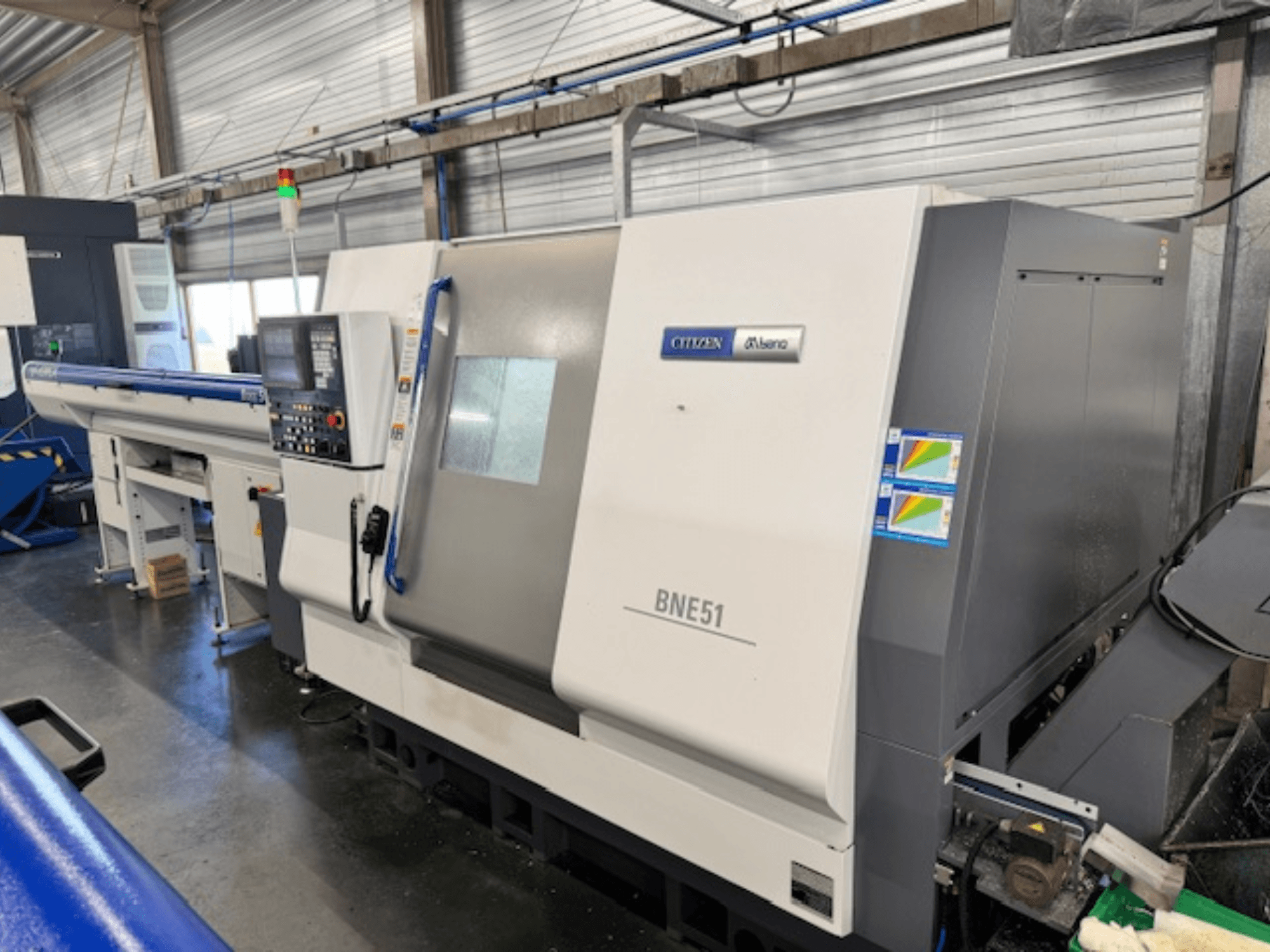 Horizontální soustruh Citizen BNE-51MSY, boční pohled na ovládací panel a podávací mechanismus.