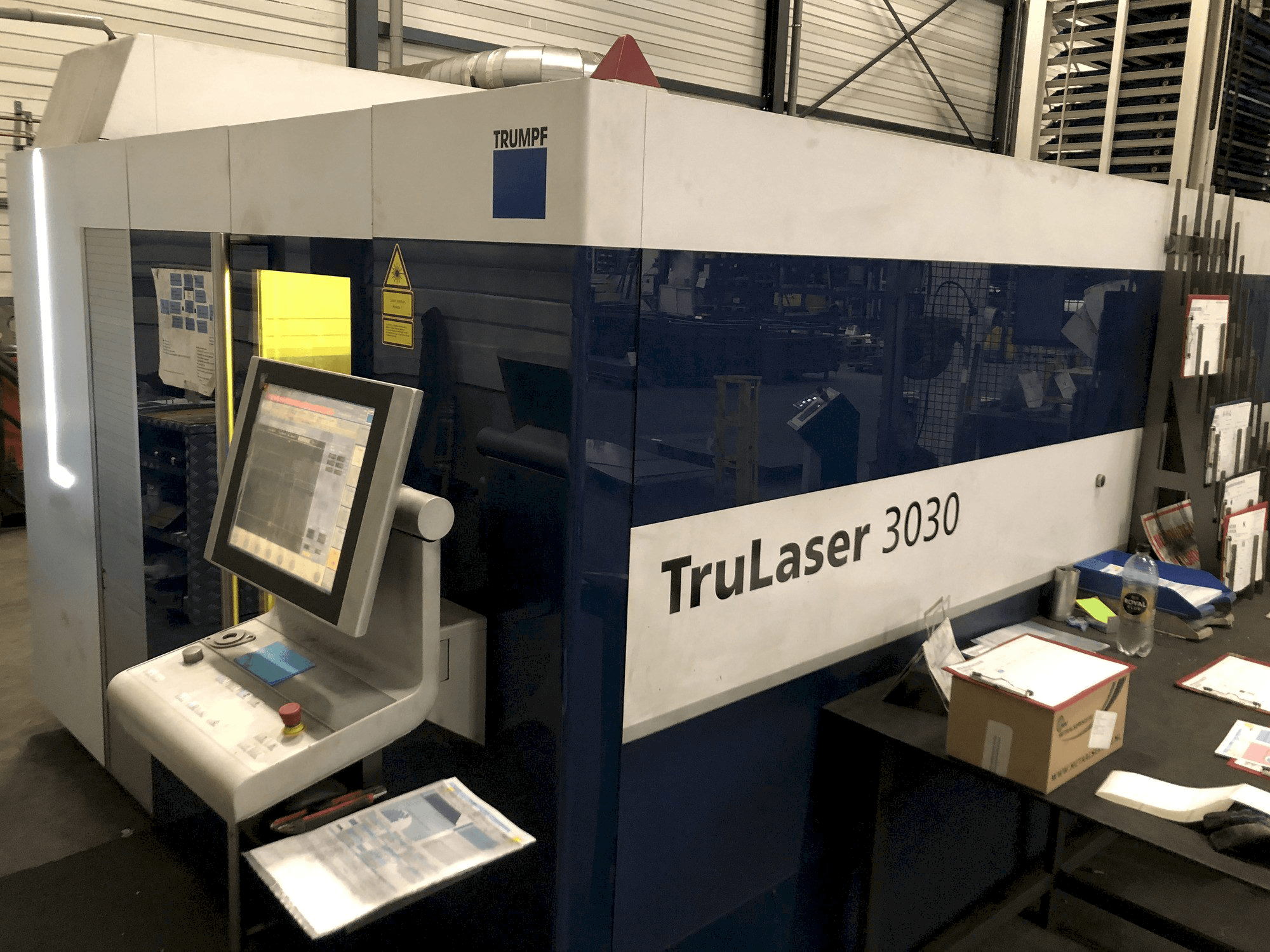 Čelní pohled na Trumpf TruLaser 3030 fiber stroj