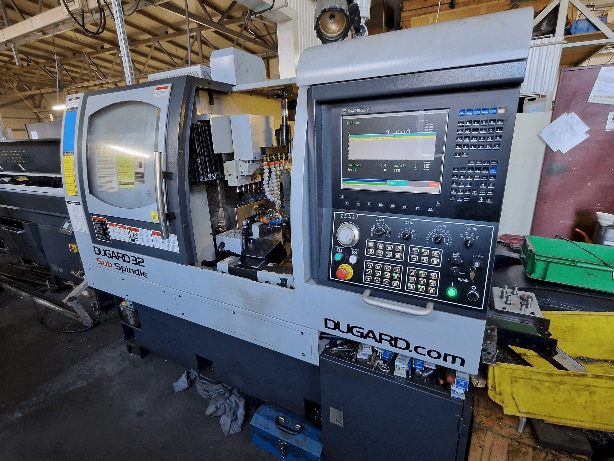 Čelní pohled na Dugard 32 Sub Spindle stroj