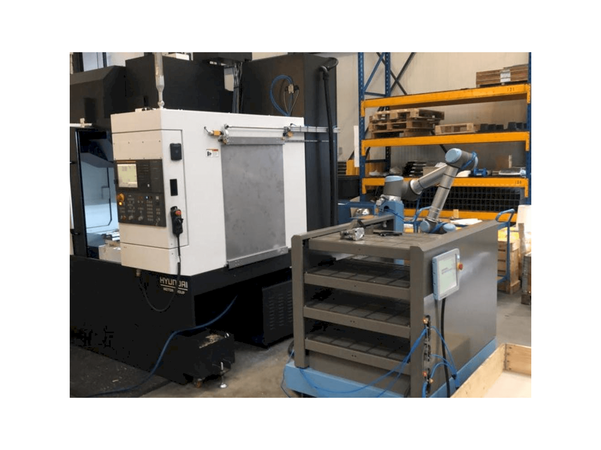 Čelní pohled na Universal Robots UR10 stroj