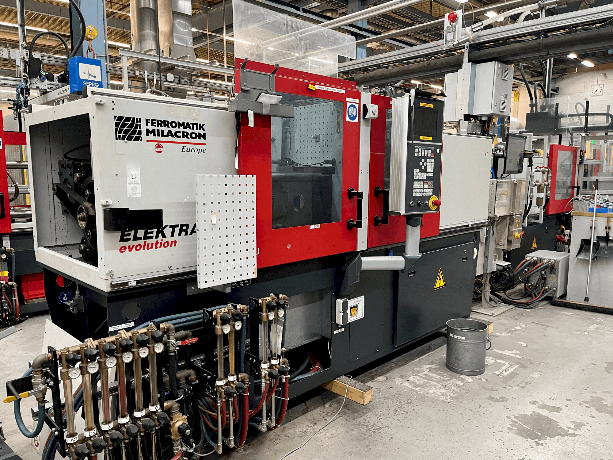 Čelní pohled na FERROMATIK EE 30 stroj