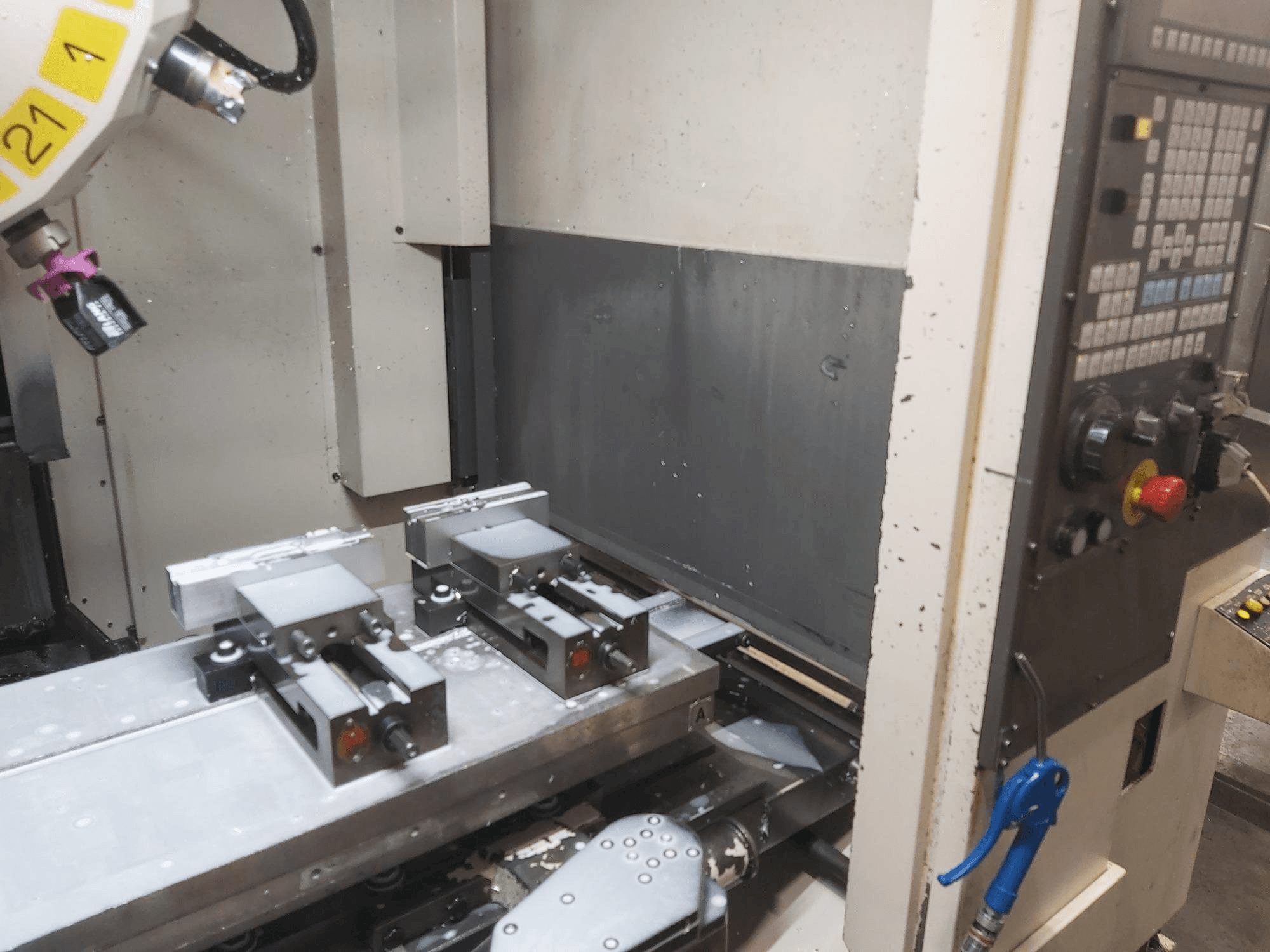 Čelní pohled na FANUC Robodrill Alpha T21iE stroj