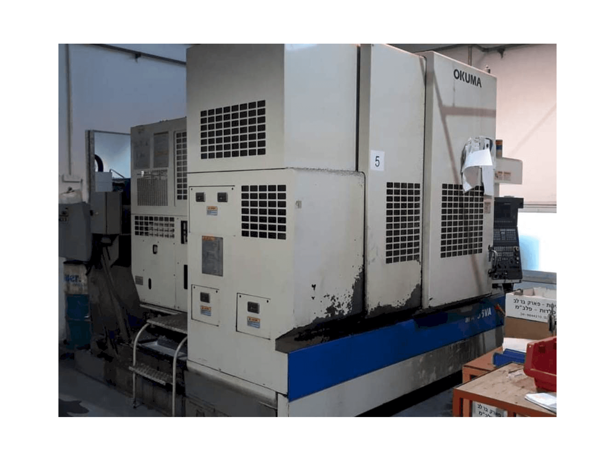 Čelní pohled na Okuma MX-55 VA stroj