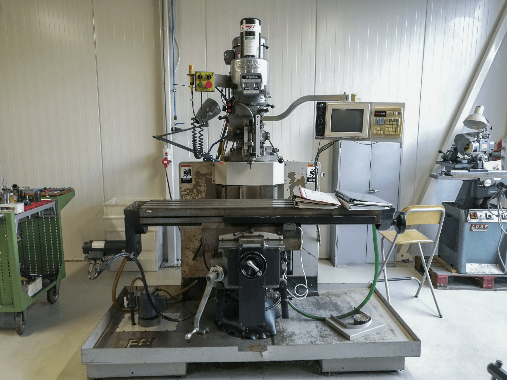 Čelní pohled na Bridgeport EZ TRAK DX II stroj