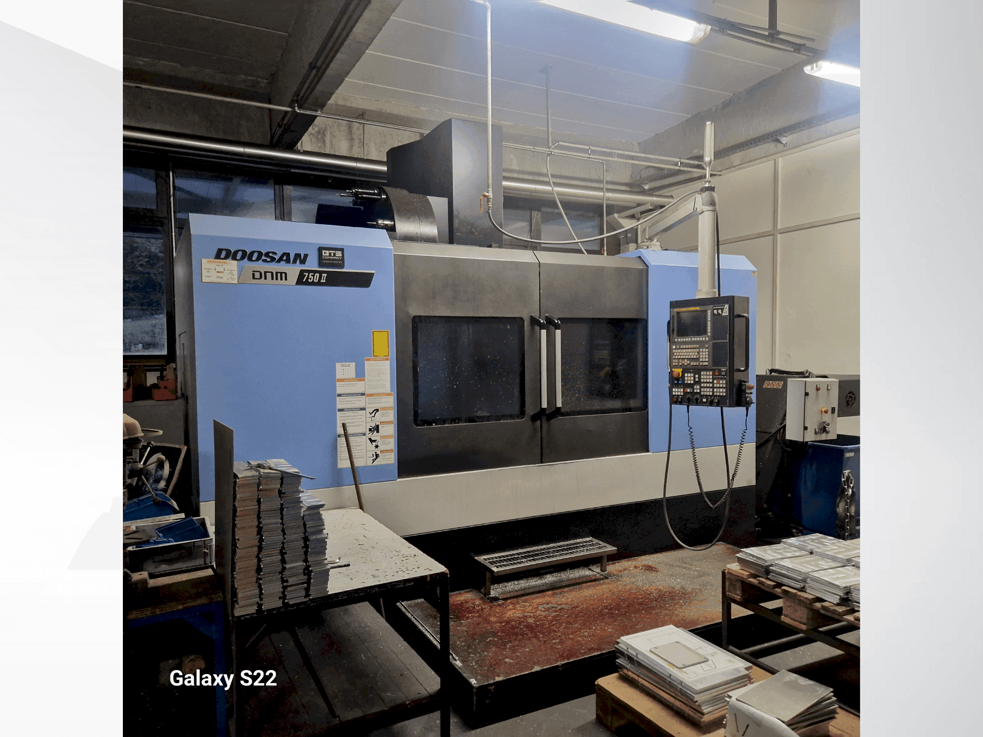 Čelní pohled na DOOSAN DNM 750 II stroj