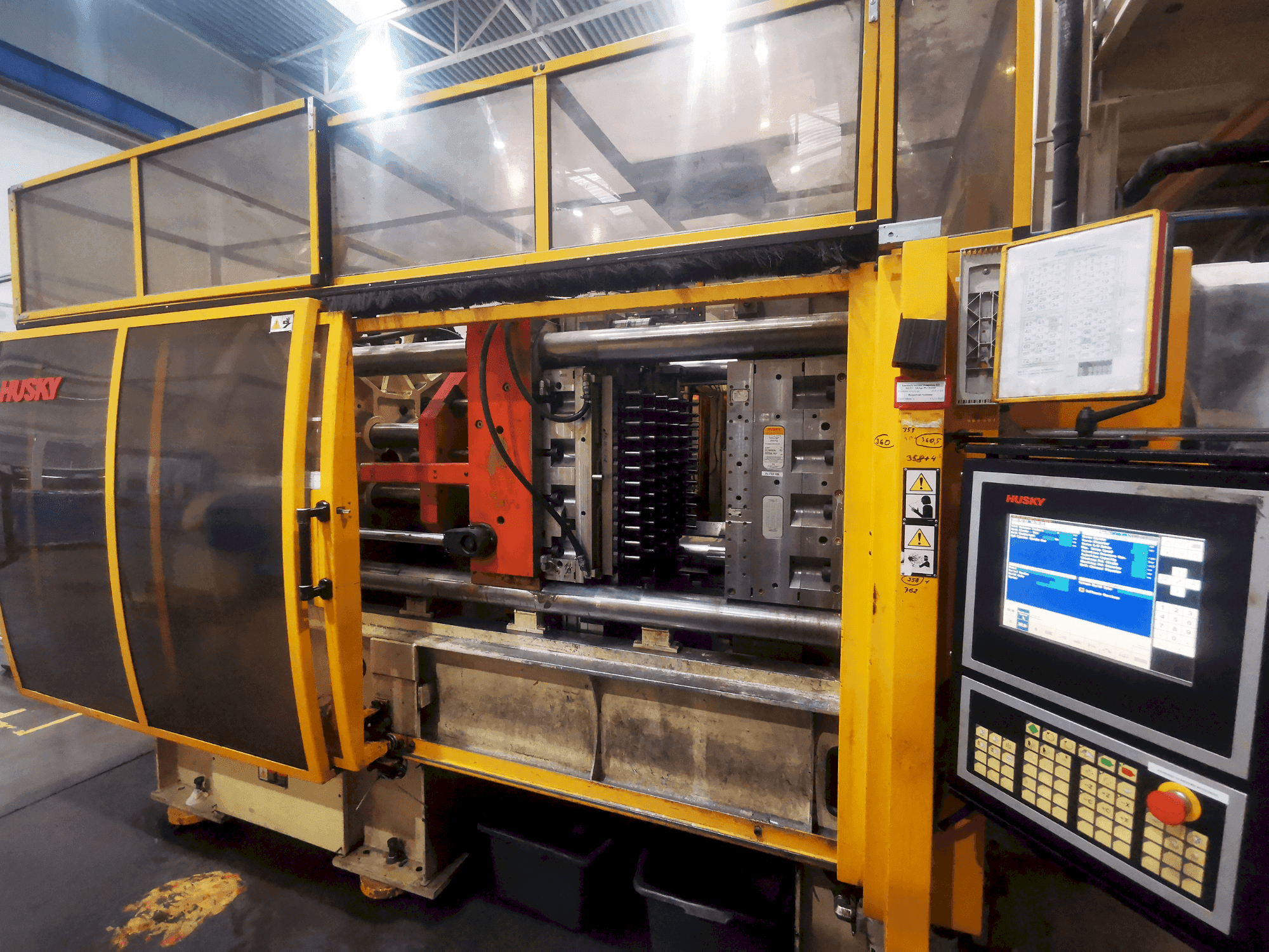 Čelní pohled na Husky GL 300PET P100/110 E12O stroj