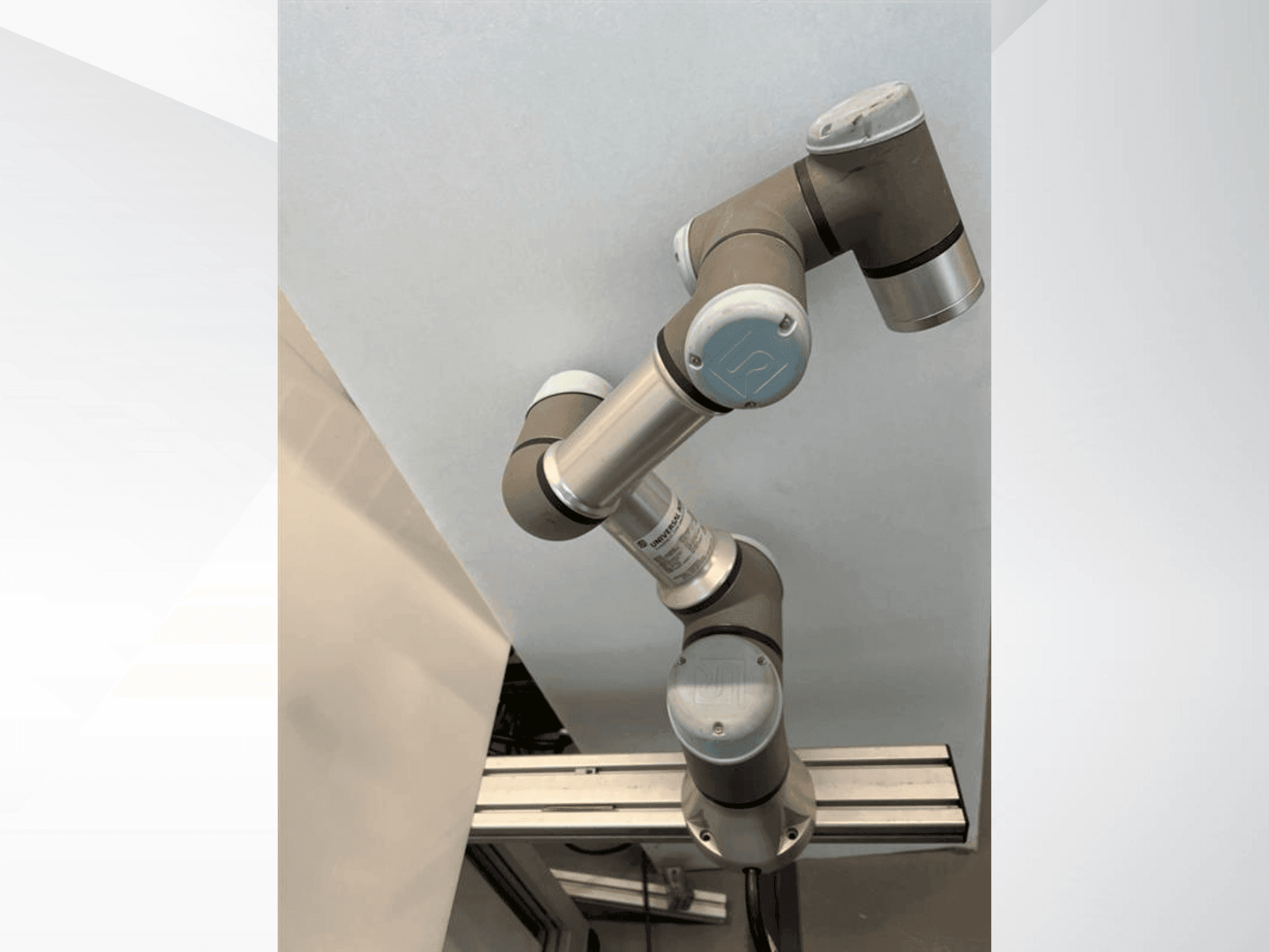 Čelní pohled na Universal Robots UR-3e stroj