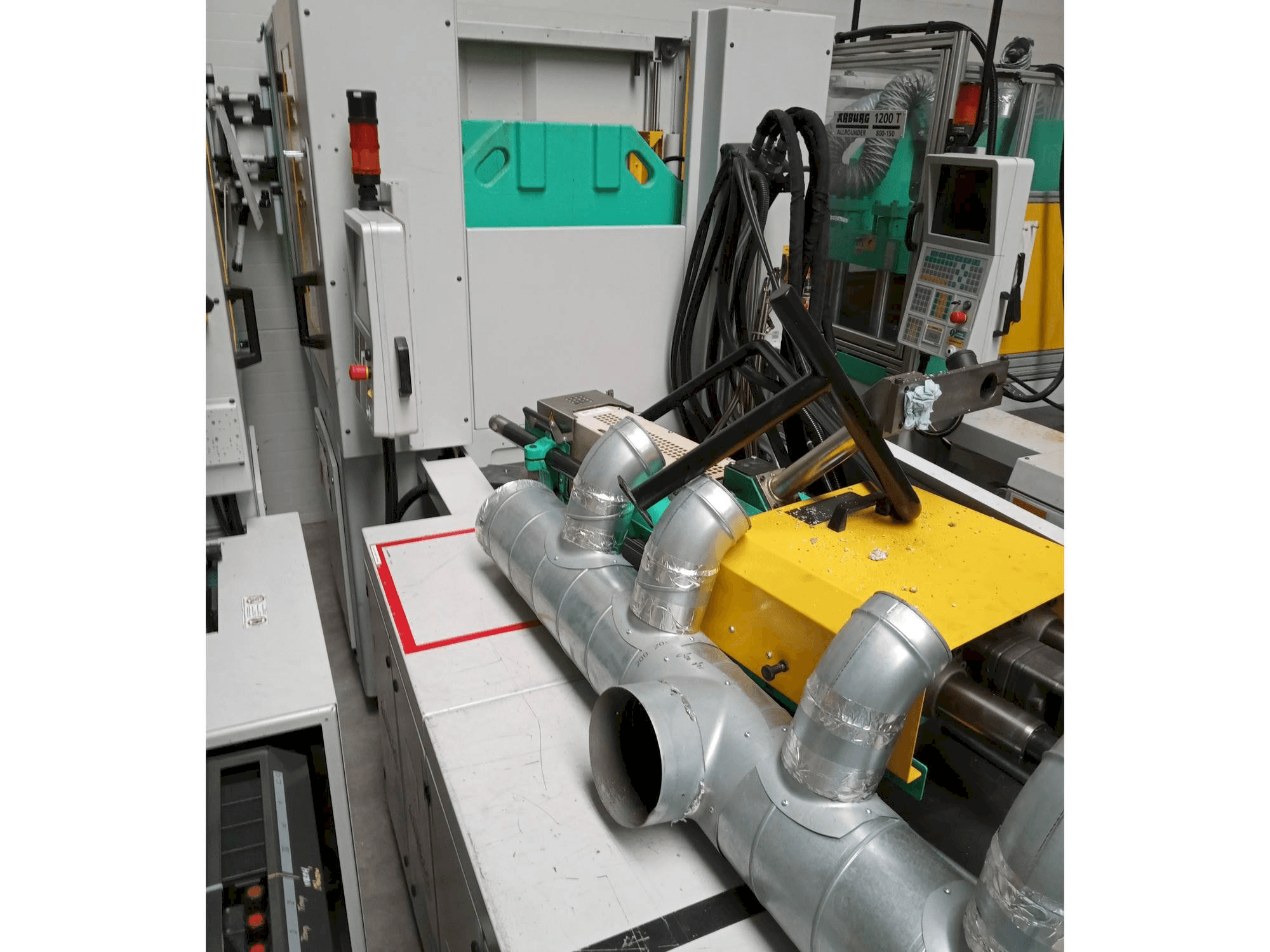 Čelní pohled na Arburg Allrounder 1200T-800-170 stroj