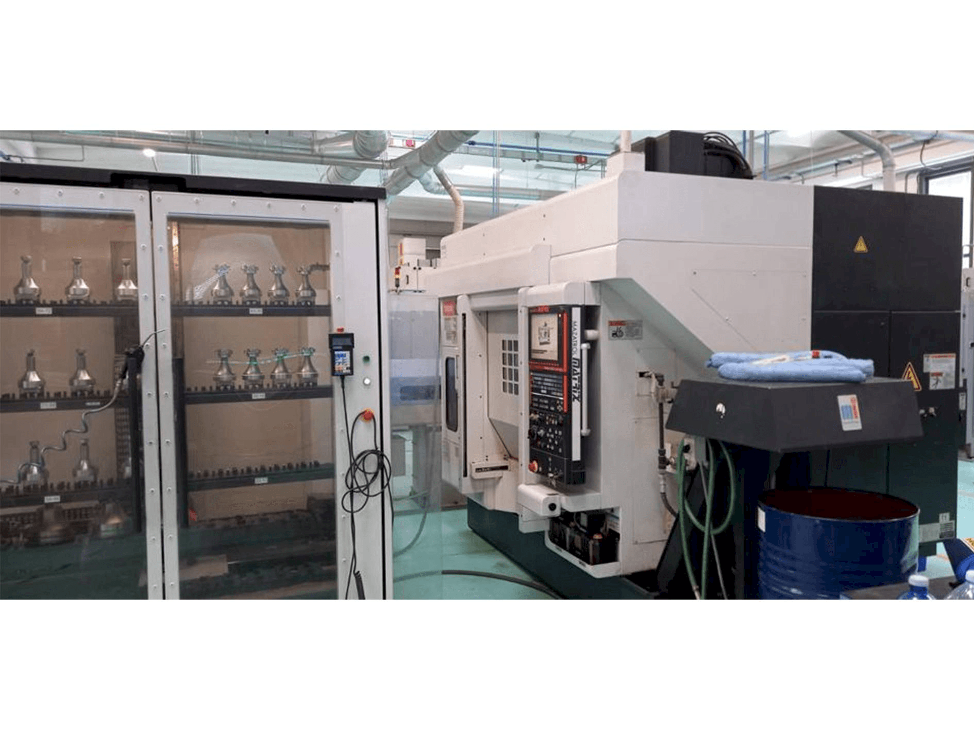 Čelní pohled na Mazak Variaxis 500-5X II stroj