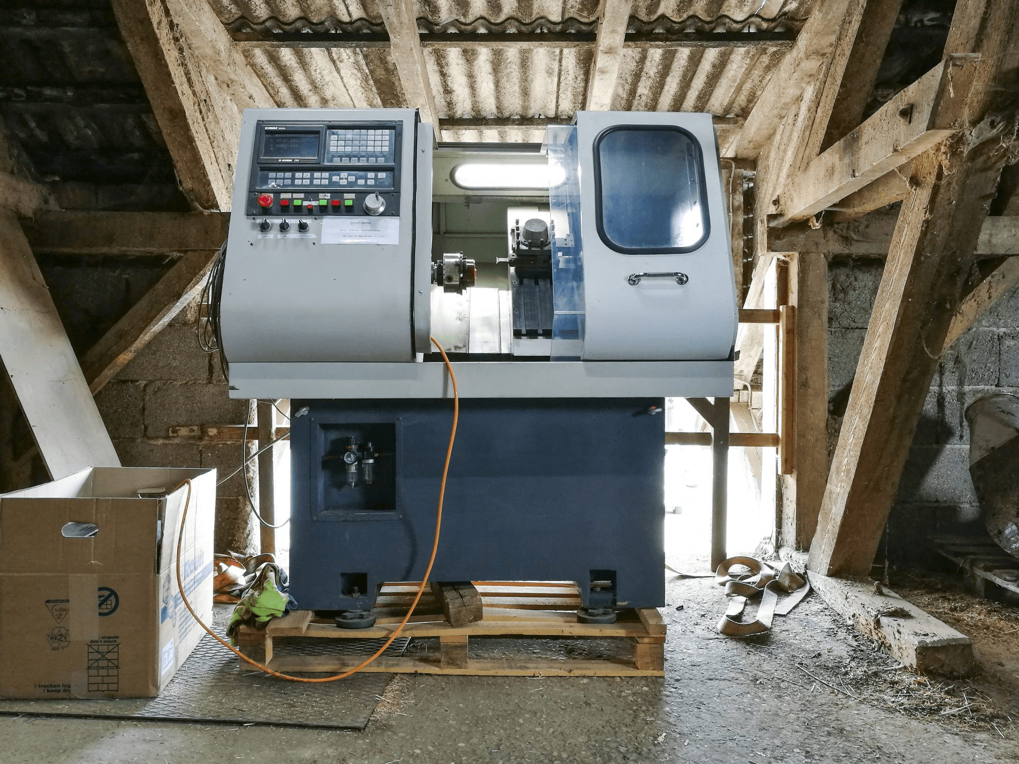 Čelní pohled na OZ-Seals Simploz6040 CNC stroj