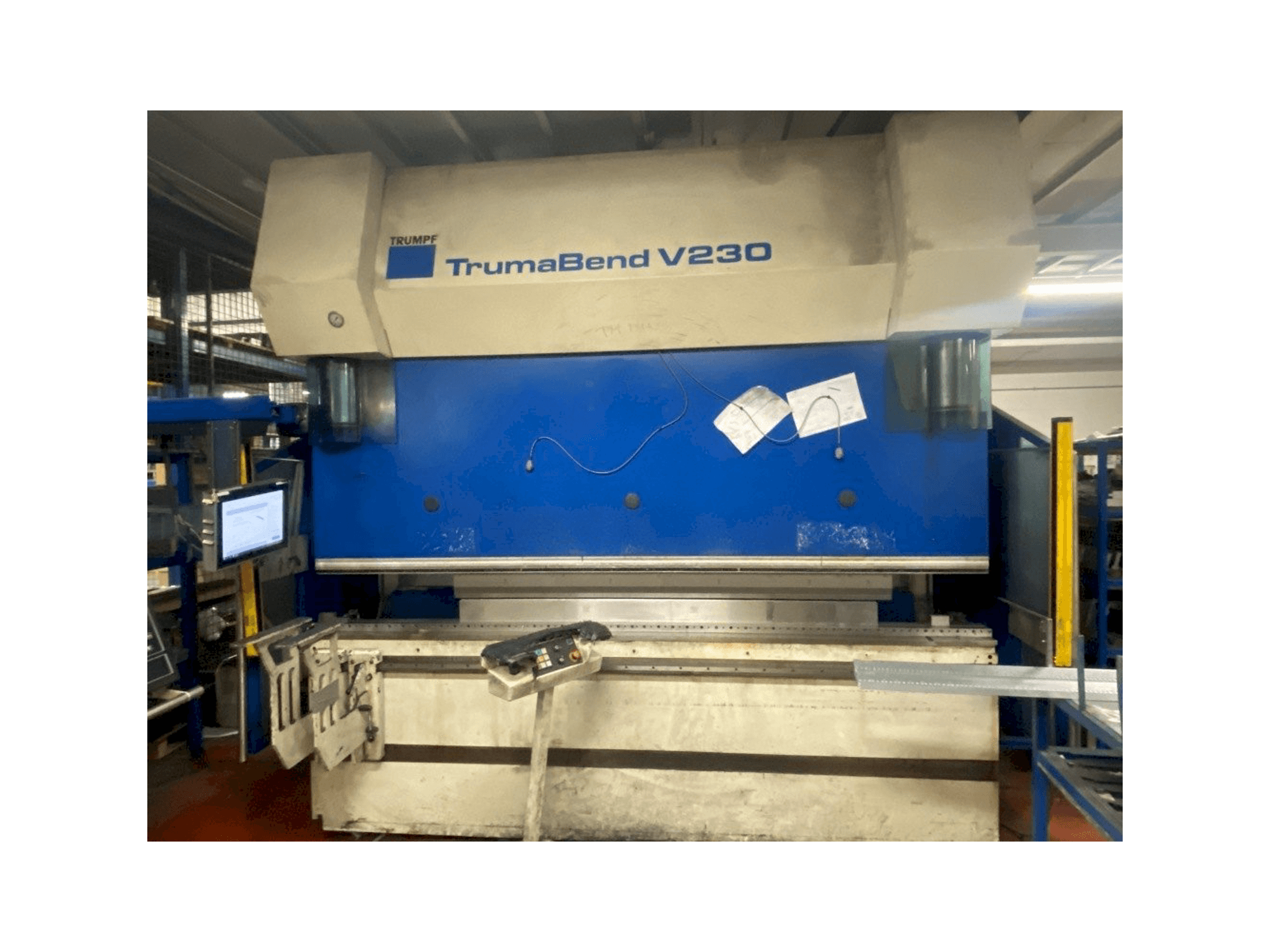 Čelní pohled na Trumpf TrumaBend V230 stroj