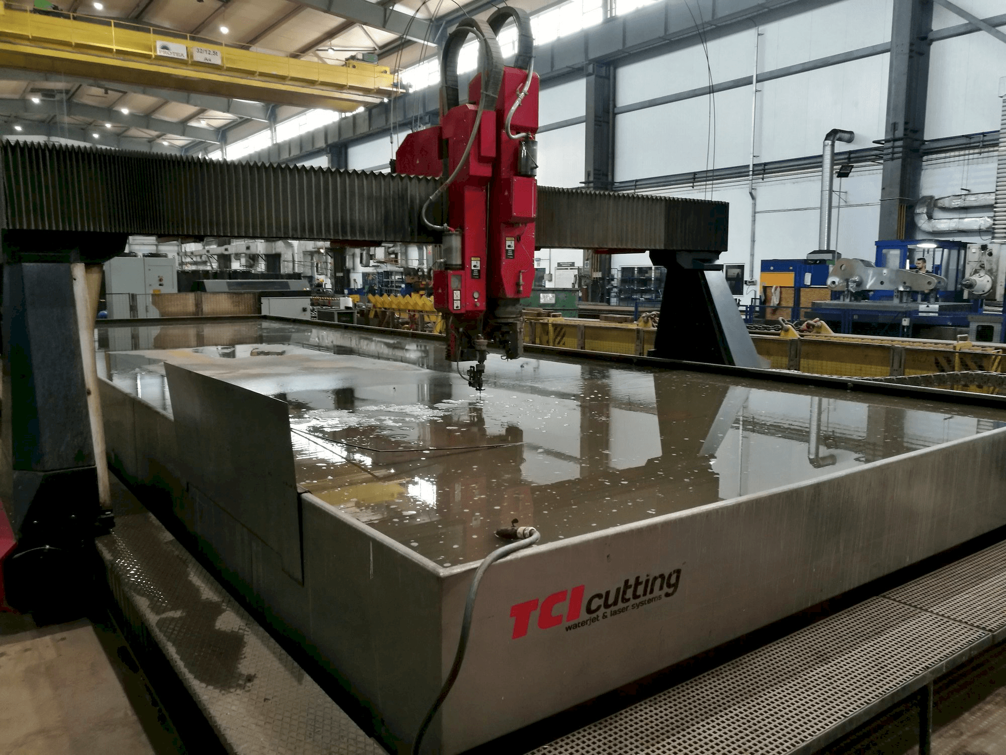 Čelní pohled na TCI BP-H 30120-1 stroj