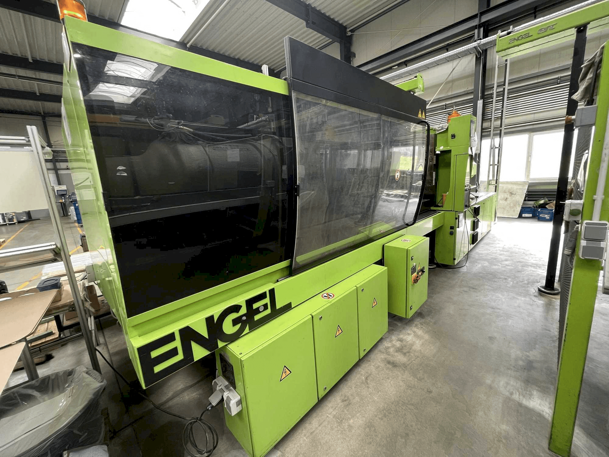 Čelní pohled na Engel VIC 2550/400 TECH stroj