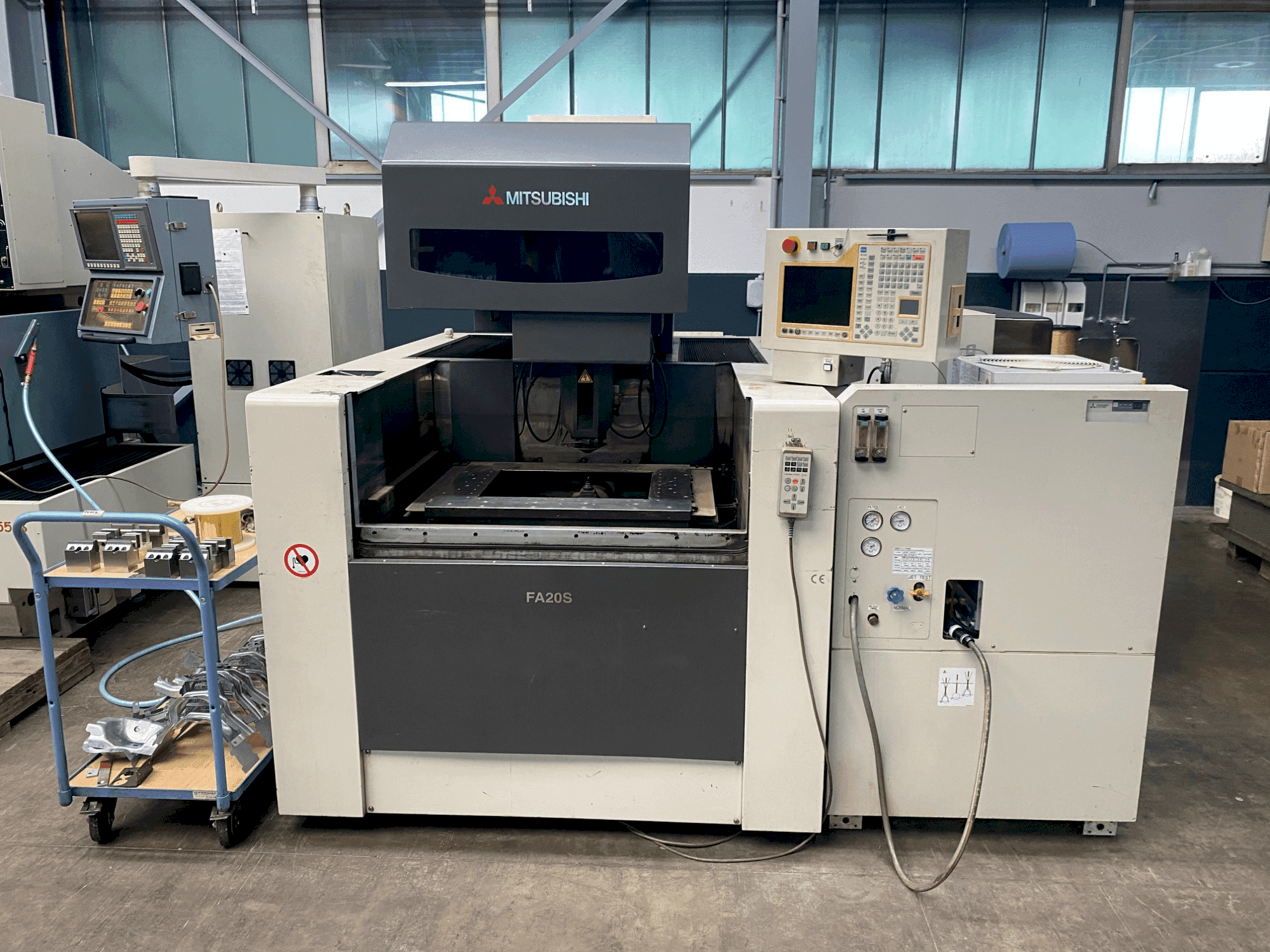 Čelní pohled na Mitsubishi FA 20 SM stroj