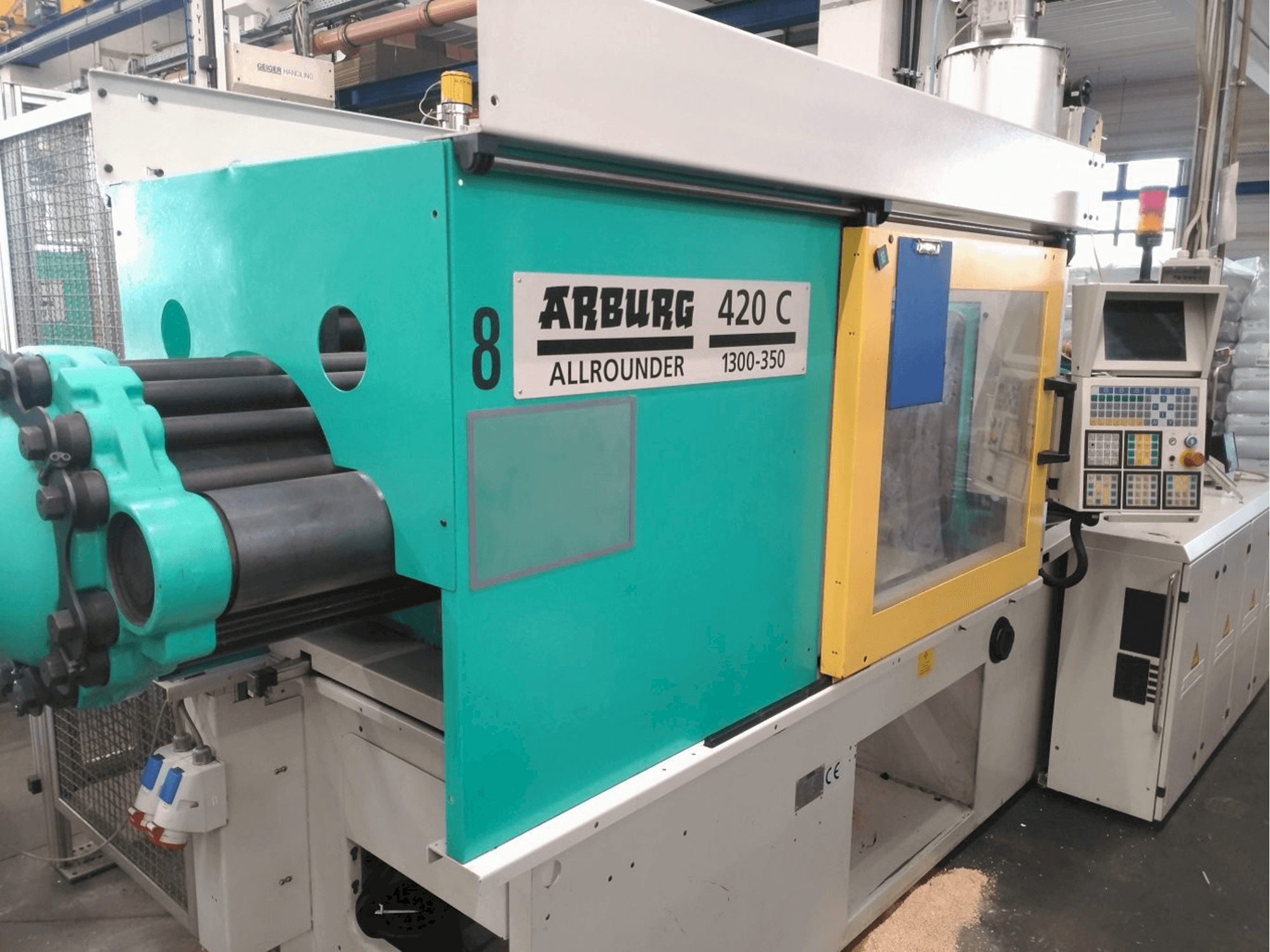 Čelní pohled na Arburg 420 C 1300-350 stroj