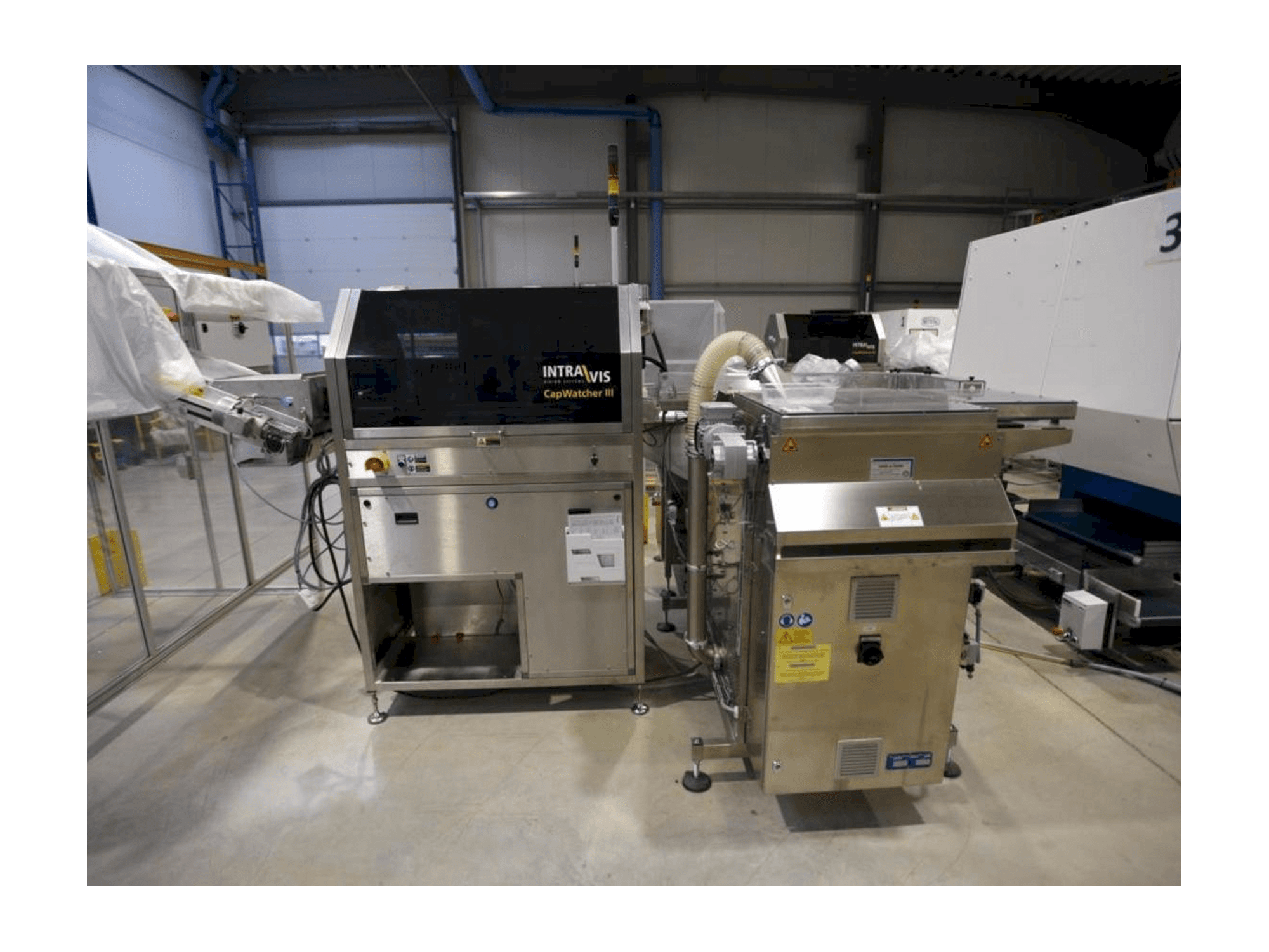 Čelní pohled na INTRAVIS Capwatcher 6431 stroj