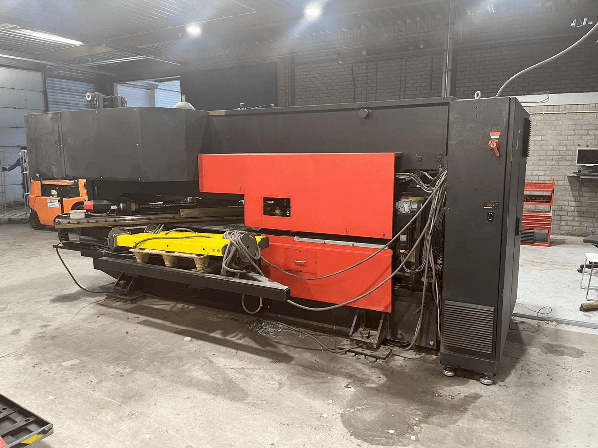 Čelní pohled na AMADA Arcade 212 stroj