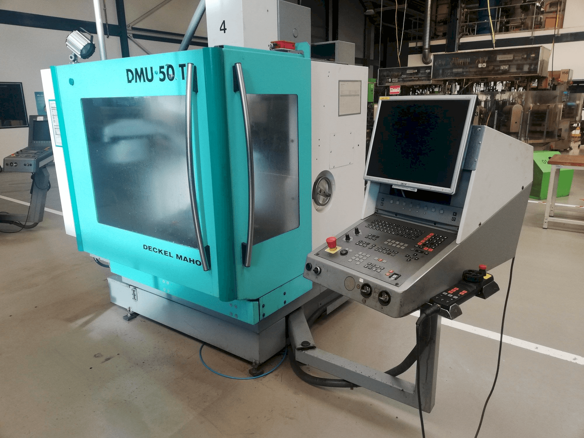 Čelní pohled na DECKEL MAHO DMU 50T stroj