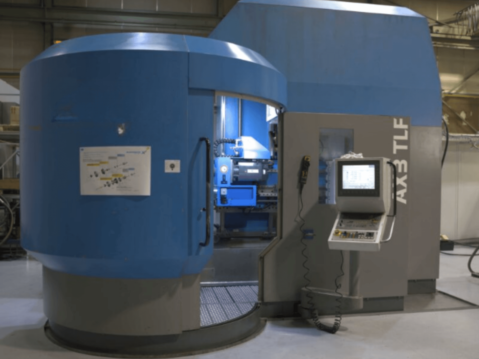 Vrtací stroj IXION Auerbach IA2 TLF-1200.4 v čelním pohledu; ovládací panel a modrý plášť.