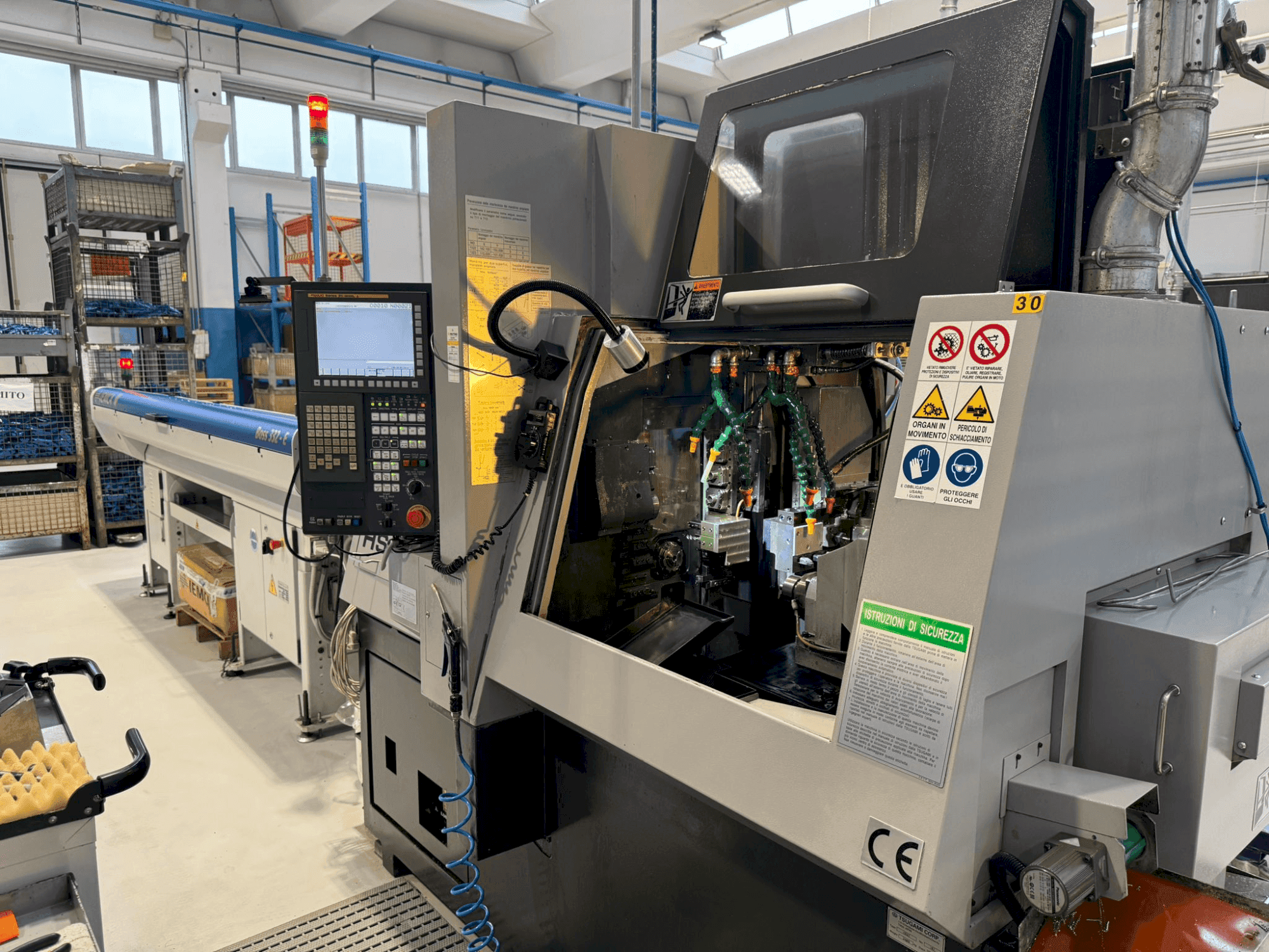 Čelní pohled na TSUGAMI HS32 stroj