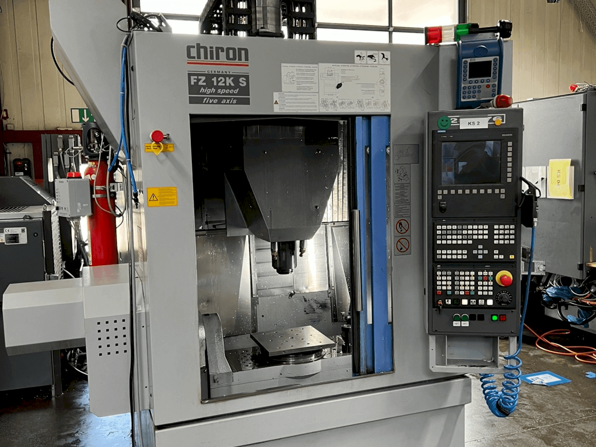 Čelní pohled na CHIRON FZ12 KS stroj