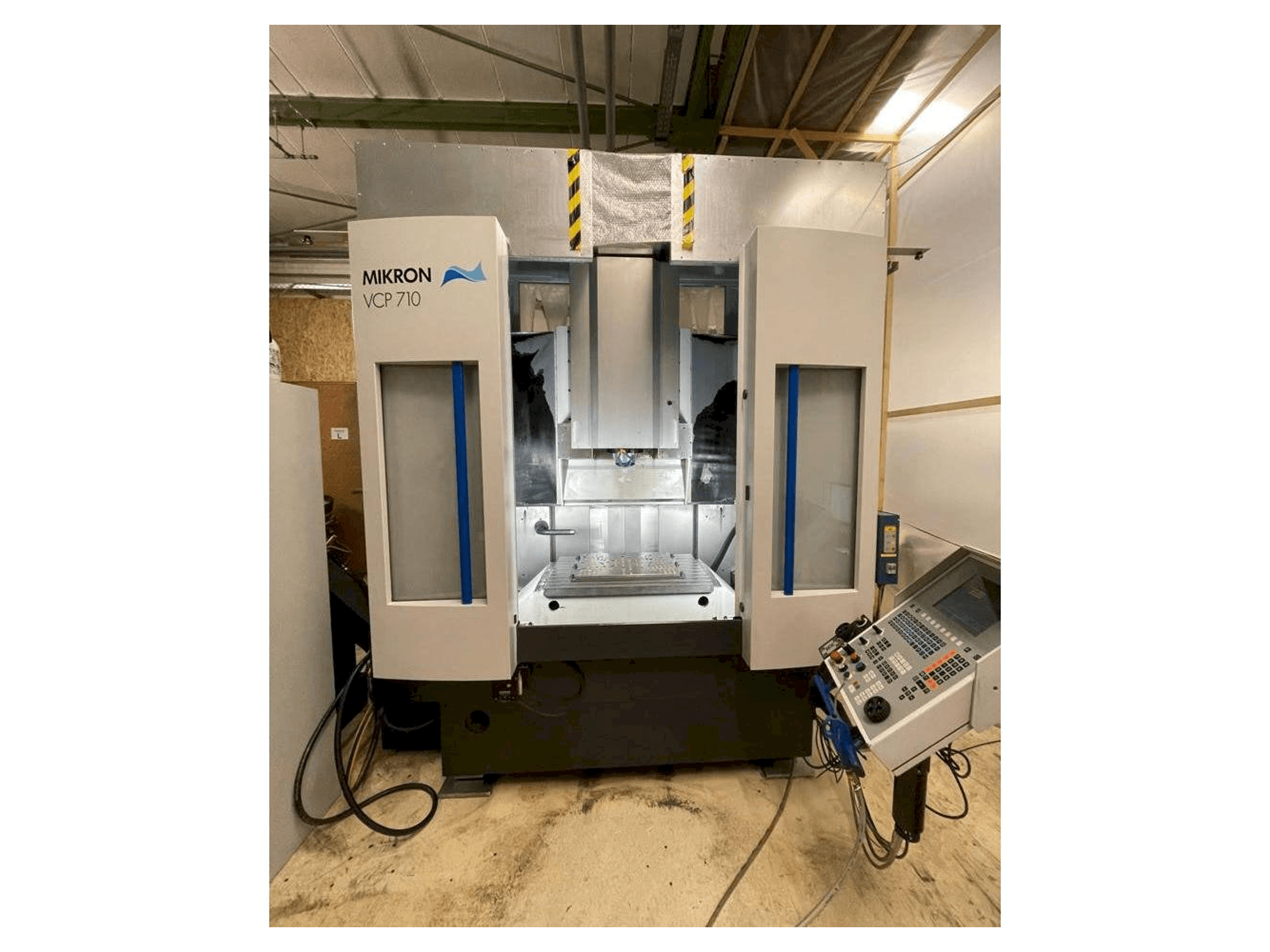 Čelní pohled na MIKRON VCP 710 stroj