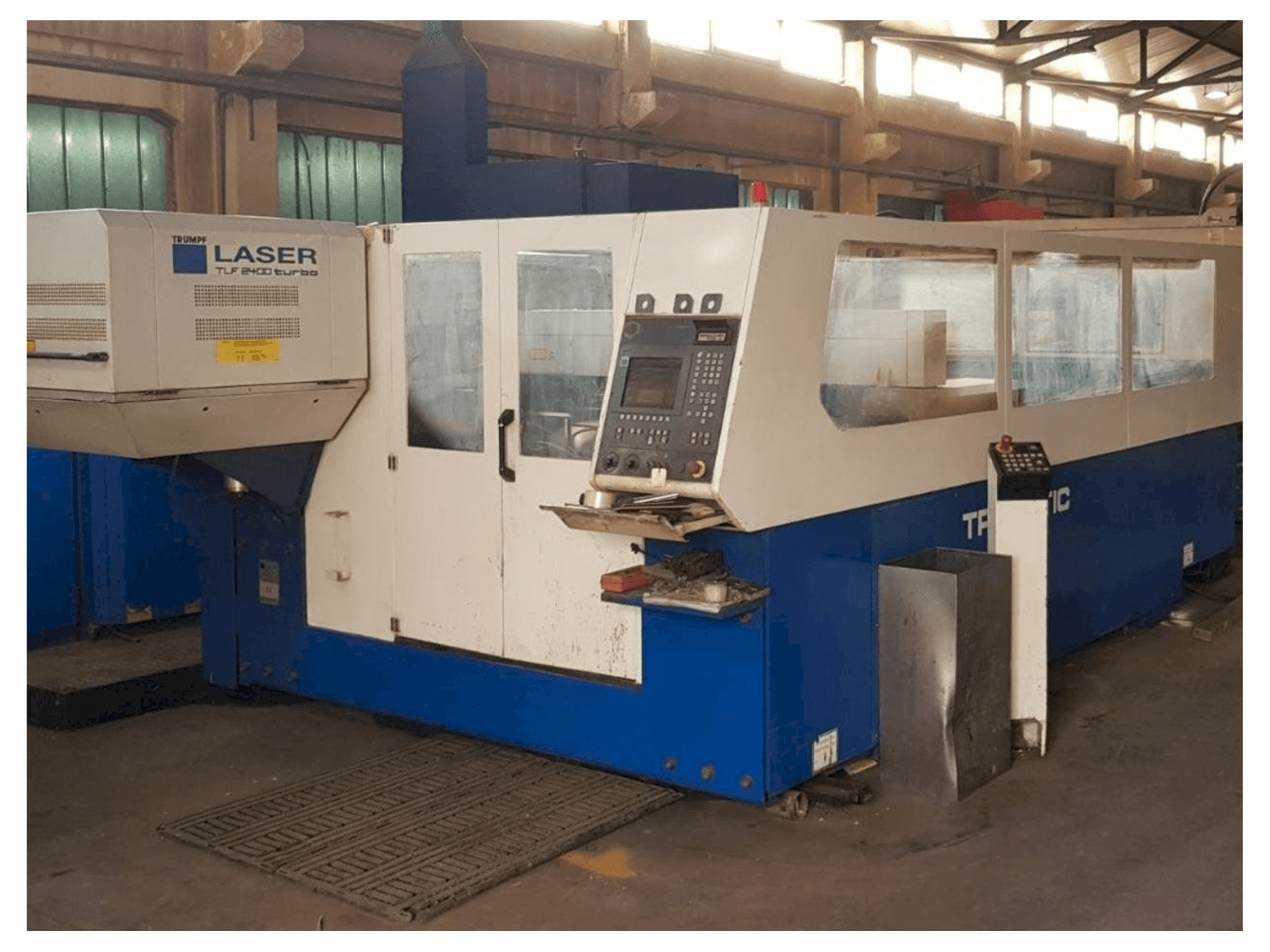 Čelní pohled na Trumpf Trumatic L3030 stroj