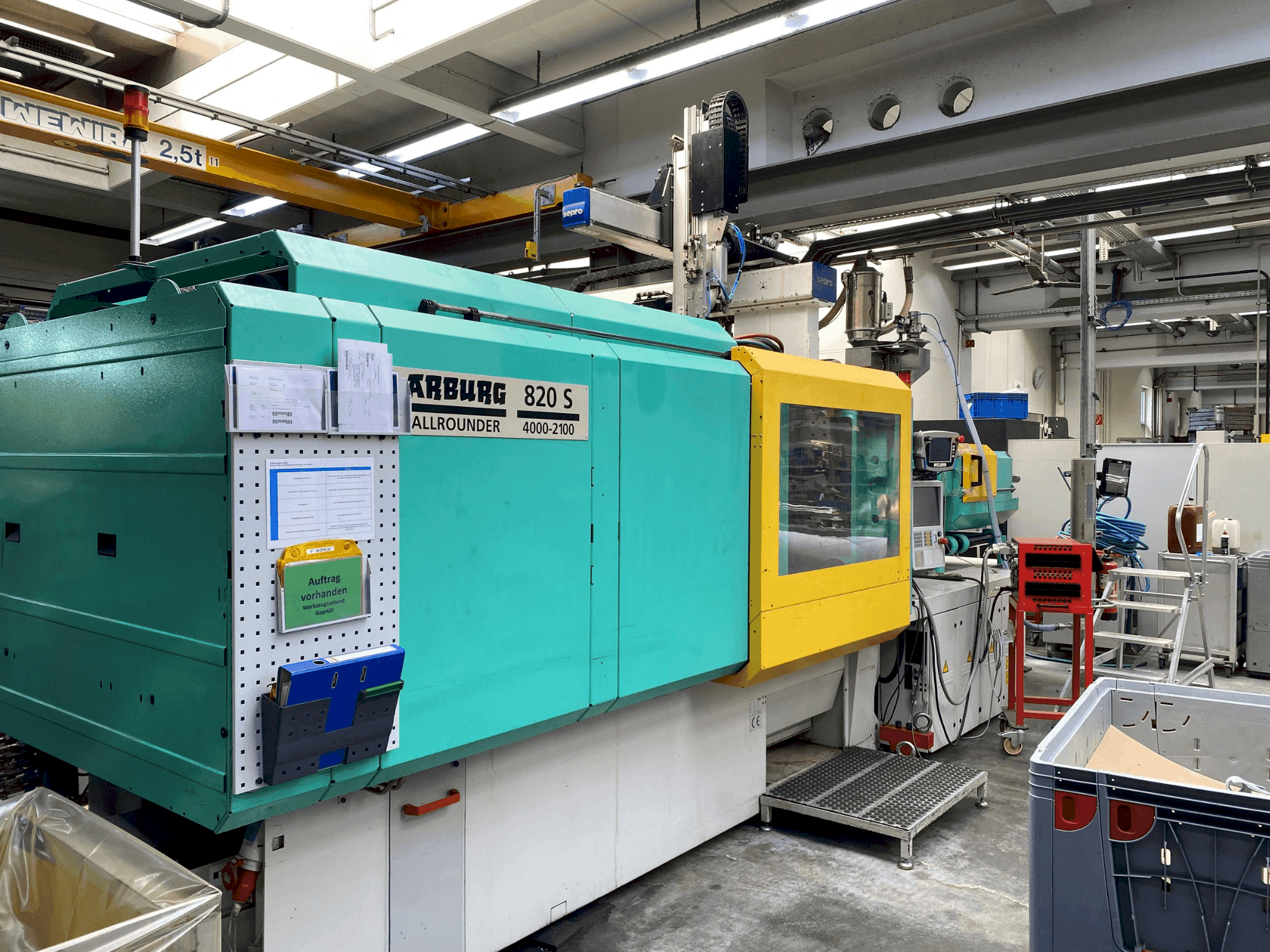 Čelní pohled na Arburg Allrounder 820 S 4000-2100 stroj