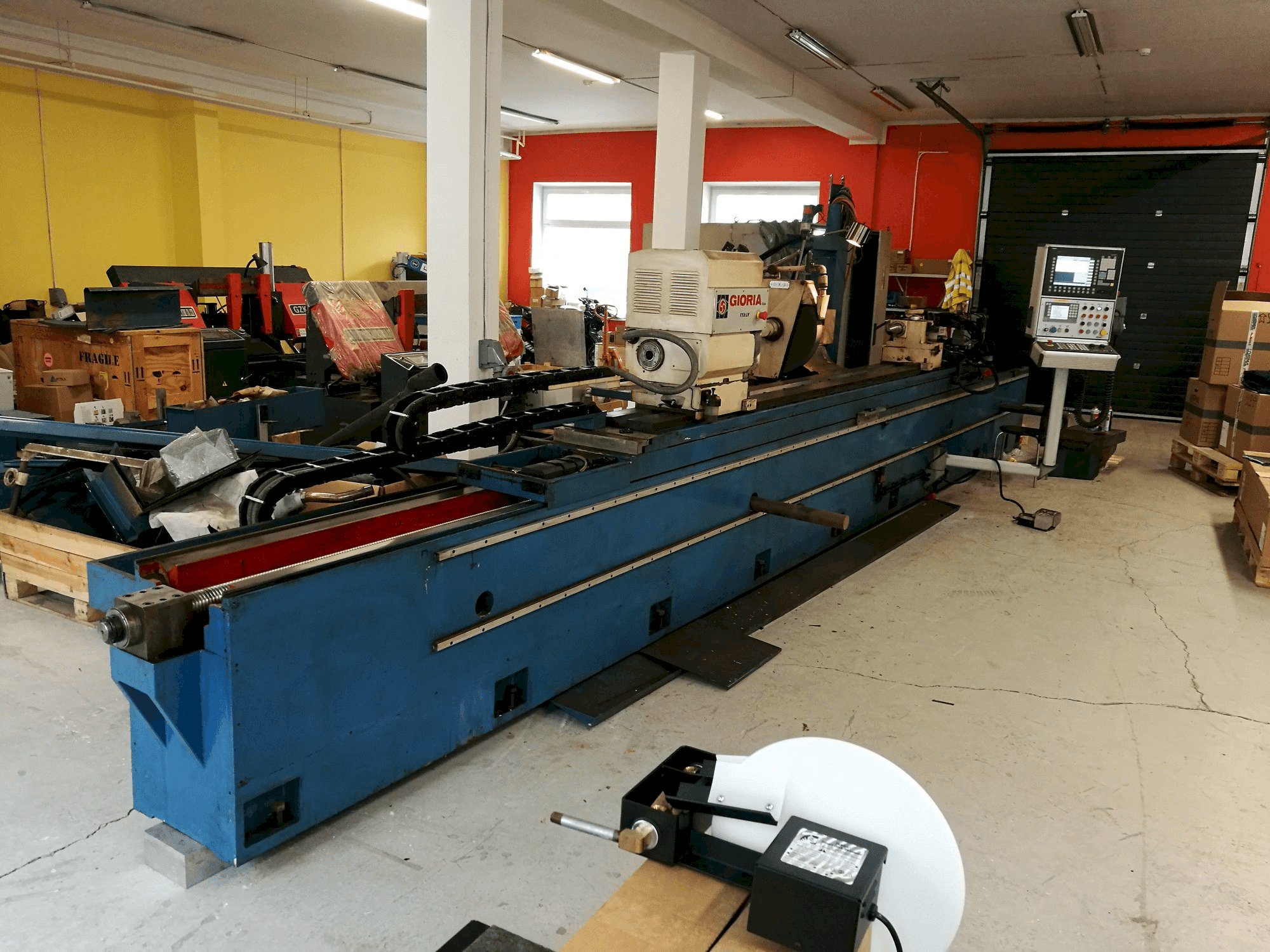 Čelní pohled na Gioria RU / PN 3500 CNC stroj