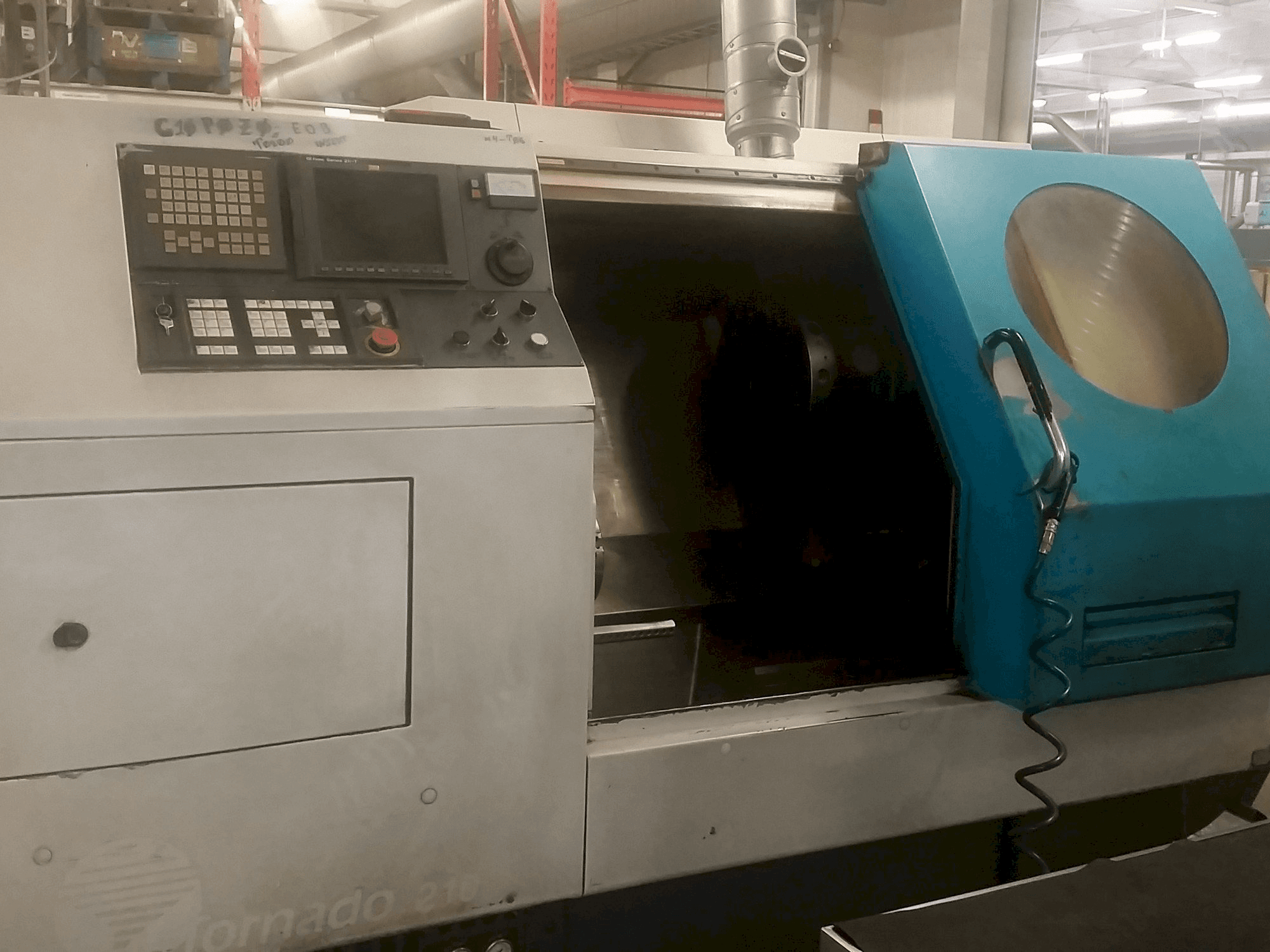 Čelní pohled na 600 Lathes Tornado 210 stroj