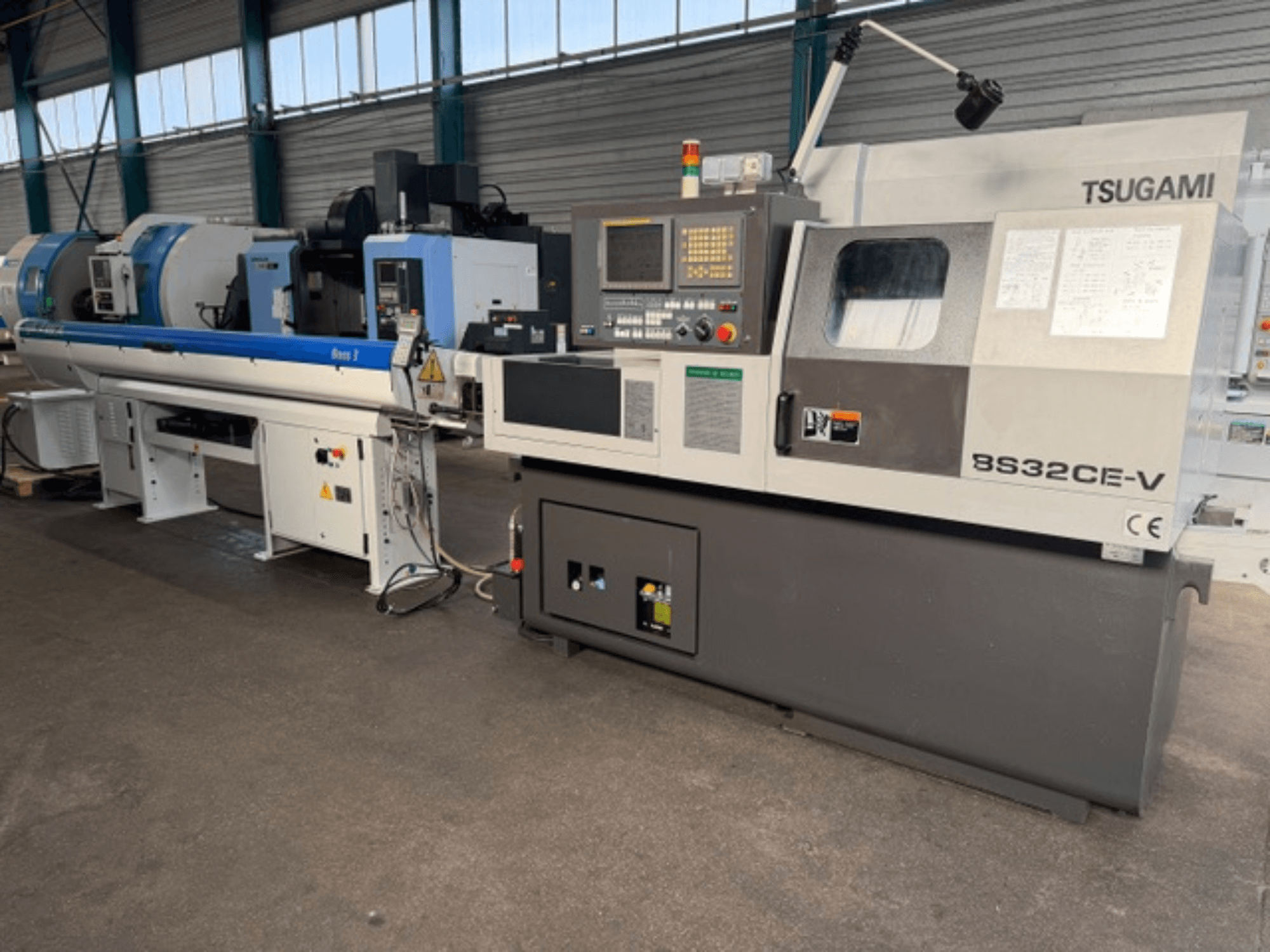 Soustruh švýcarského typu TSUGAMI BS32CE-V v čelním pohledu, s ovládacím panelem a připojeným vřetenem.