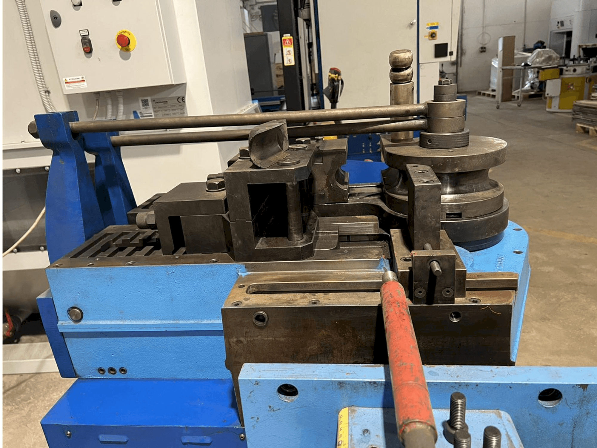 Levý boční pohled na CBC Uni 90 stroj