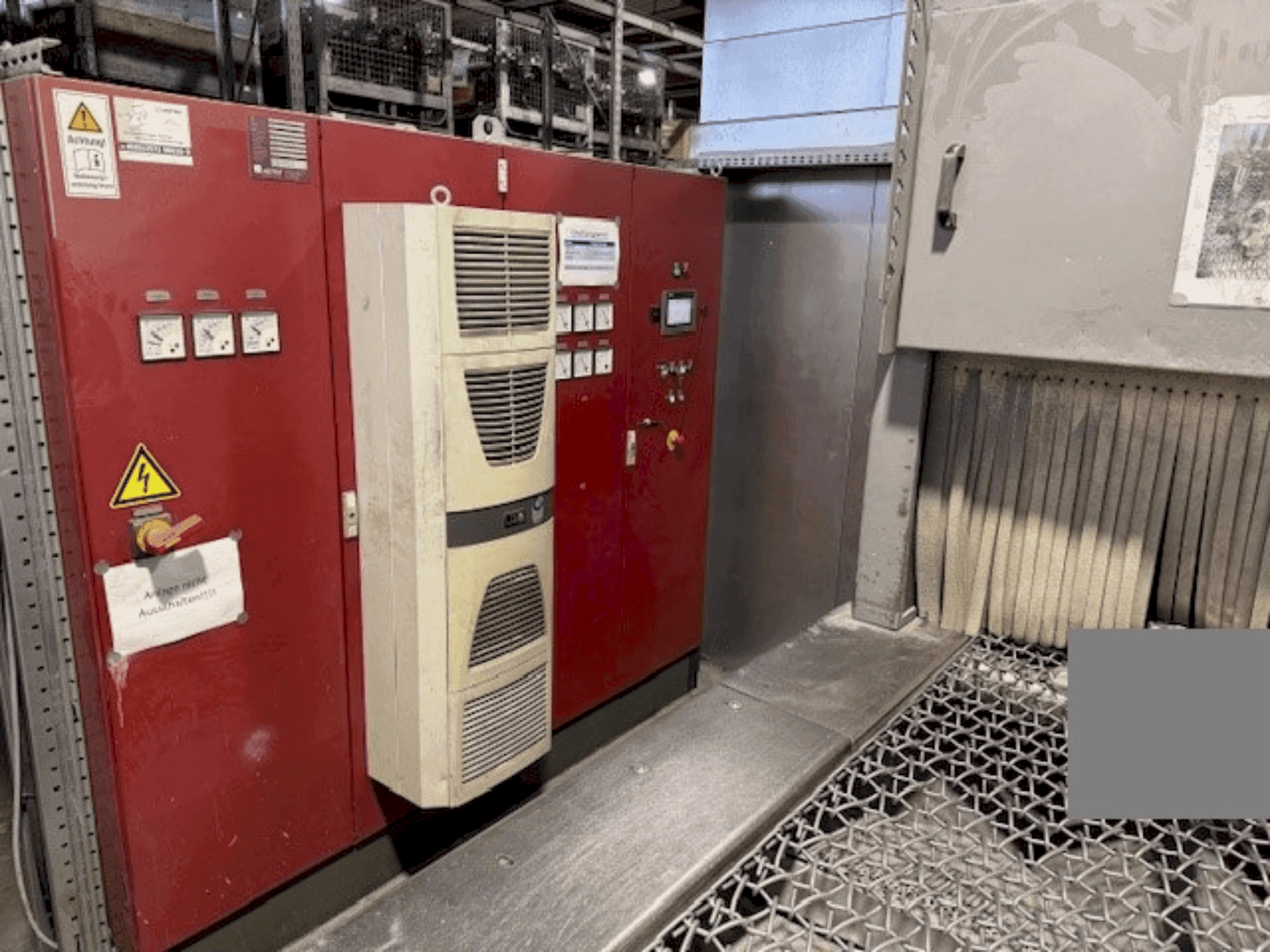 Čelní pohled na AGTOS blasting system stroj