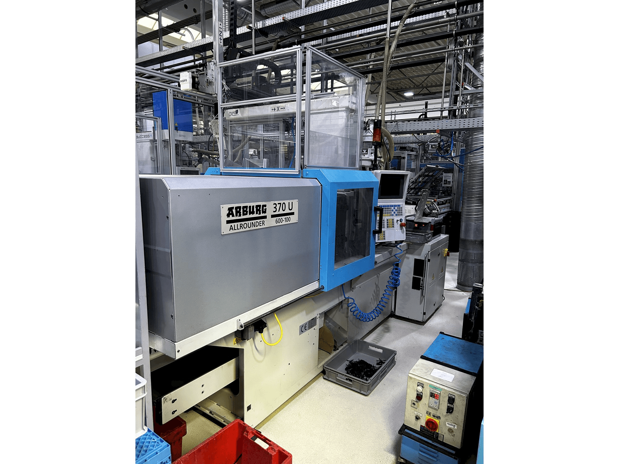Čelní pohled na Arburg Allrounder 370 U 600-100 stroj