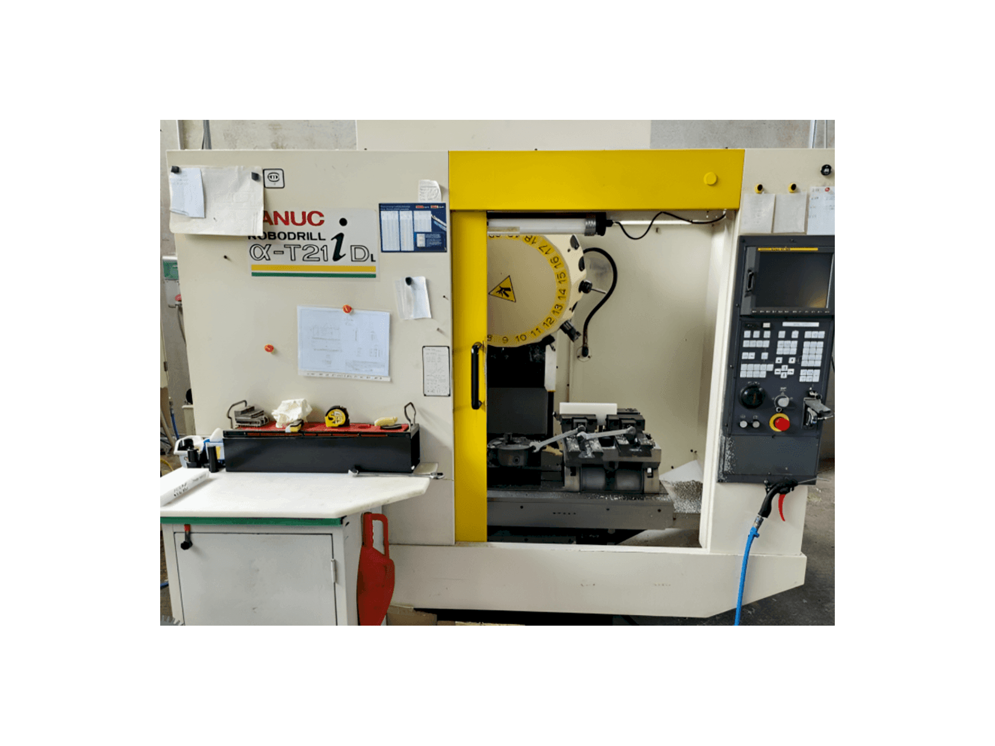 Čelní pohled na FANUC Robodrill Alpha T21iD stroj