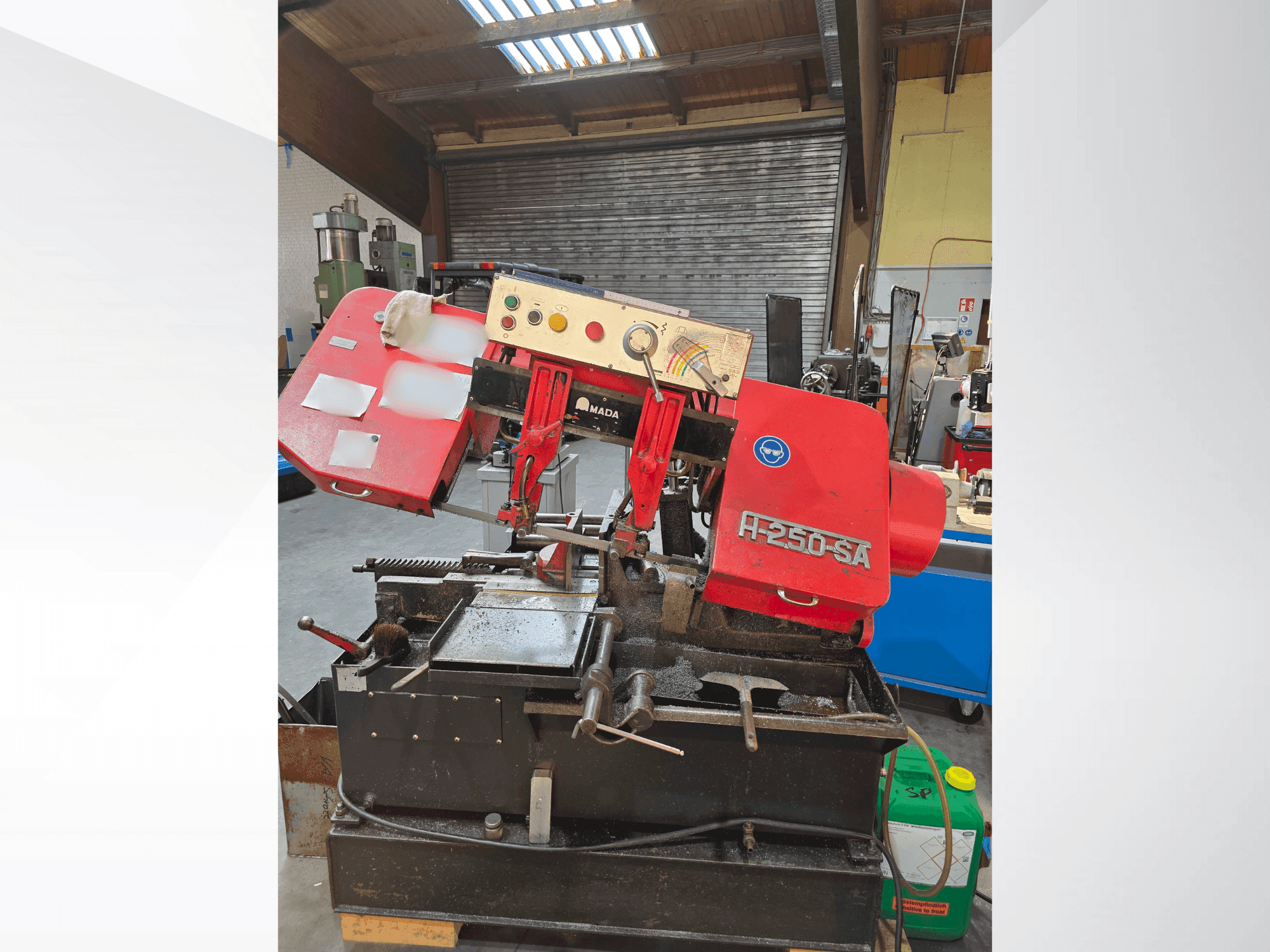 Čelní pohled na AMADA H-250SA stroj