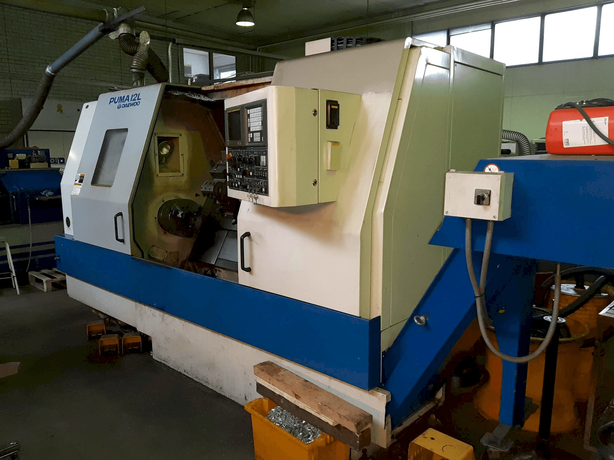 Čelní pohled na DAEWOO PUMA 12L stroj