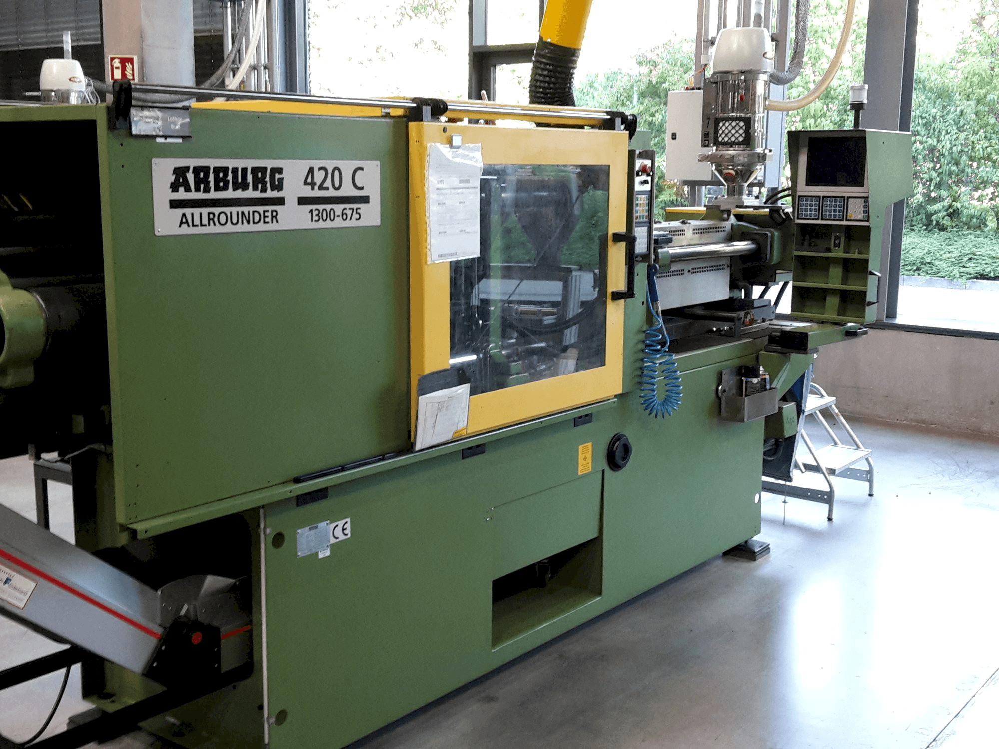 Čelní pohled na Arburg Allrounder 420 C 1300 - 675 stroj