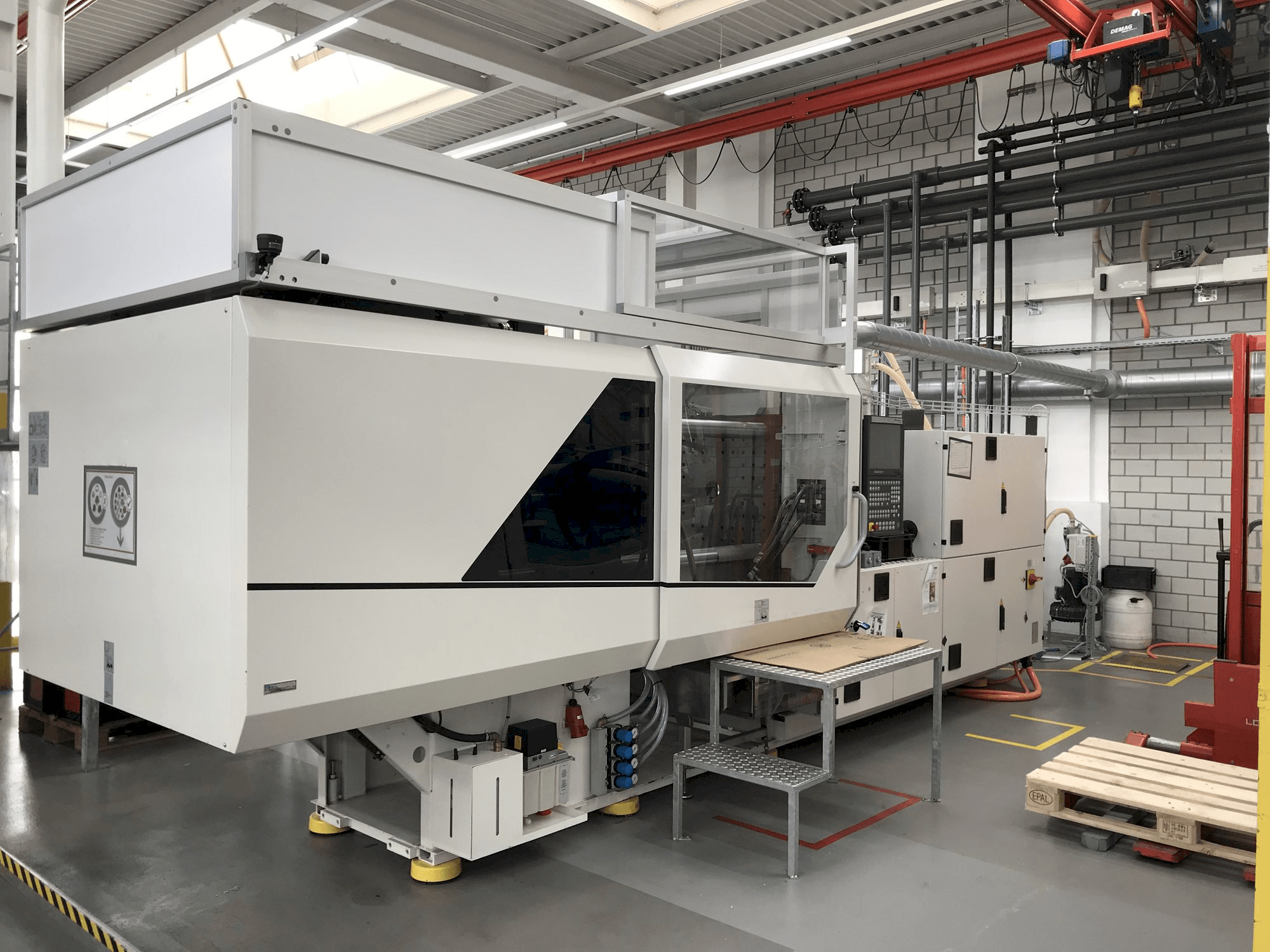 Čelní pohled na Sumitomo Demag EL-EXIS SP 200/560-675 stroj