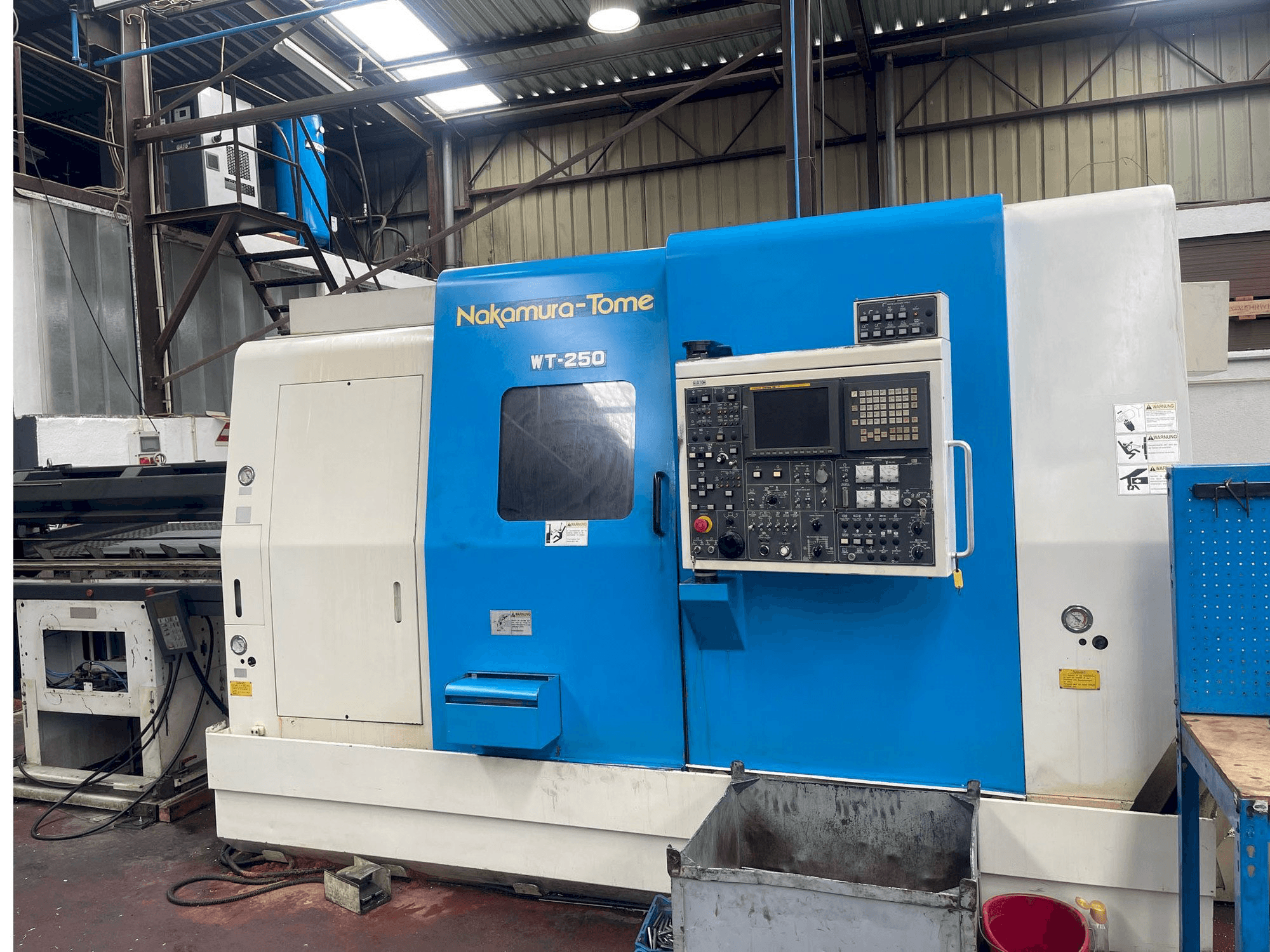 Čelní pohled na NAKAMURA Tome WT-250 stroj