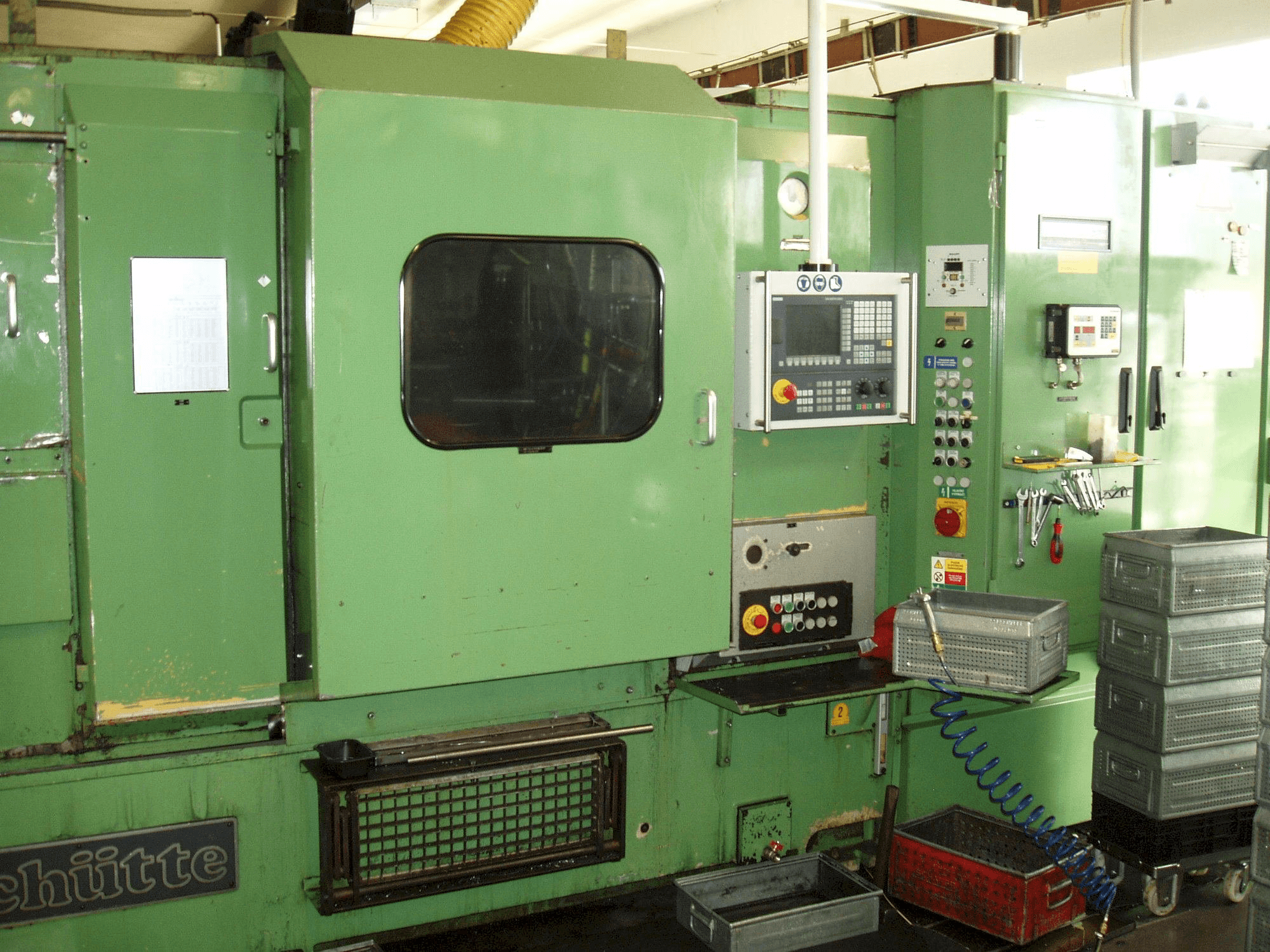 Čelní pohled na Schuette SF81 stroj