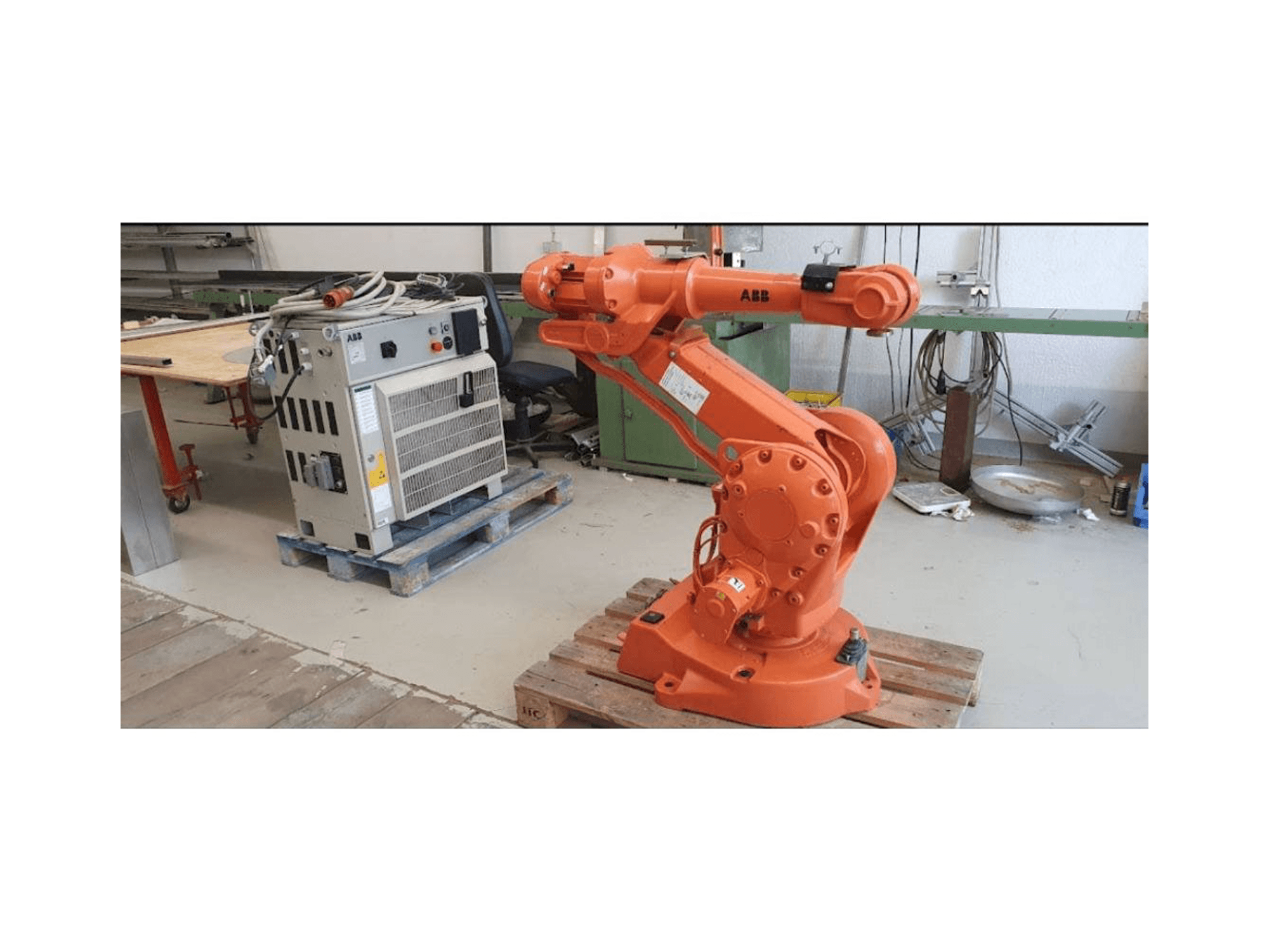 Čelní pohled na ABB IRB 2400 M2000 stroj