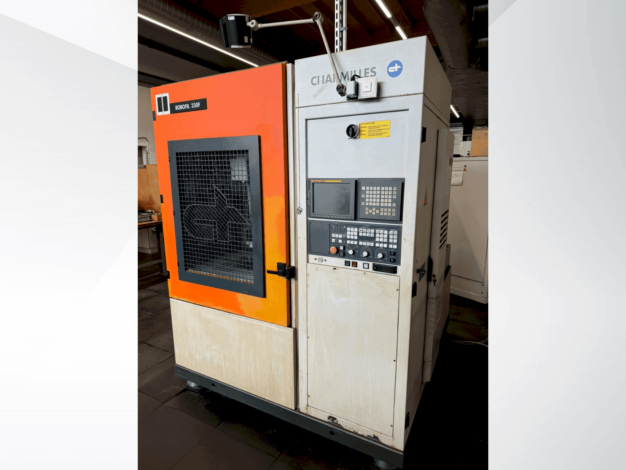 Čelní pohled na CHARMILLES Robofil 330F stroj